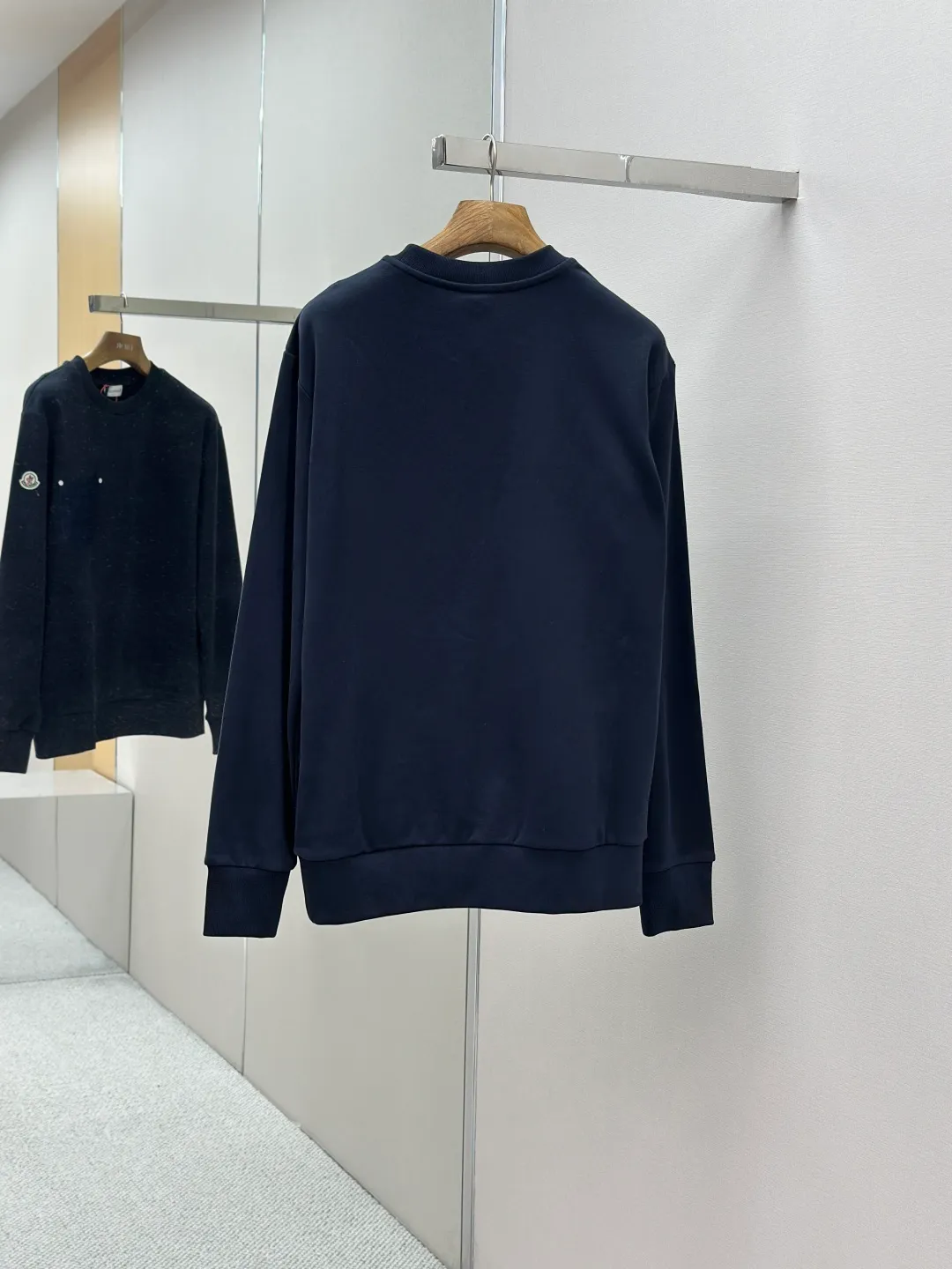 P320 Moncler denim pocket sweatshirt. Customized cotton soft velvet and cloud yarn water-brushed denim. Excellent texture, comfortable and close to the skin. The rich navy blue is the main color, showing an elegant gentleman's style. The unique denim chest pocket on the chest adds a touch of uninhibited casualness with the unique ruggedness and retro of denim. The iconic Moncler embroidered logo appears on the sleeves. It is highly recognizable and exudes a sense of luxury from the inside out. Find the perfect balance between simplicity and sophistication. Process 1: Hidden seamless hemming. Use precise laser cutting to cut the edges of the pocket into the required denim shape to ensure neat and precise edges. Then use one-piece molding technology to perfectly combine the denim material with the pocket to achieve a seamless connection. Process 2: Manual nailing using a servo motor-driven nailing device to accurately drive the bottom nails into the splicing of denim and sweatshirt velvet. Precise positioning to keep the edges of the pockets flat. Process 3: The fabrics have been washed, giving a better hand feel and not easy to deform. Not easy to shrink, not easy to fade, maintain long-term beauty Accessories: Customized Moncler embroidered logo Customized Moncler bottom nails Customized Moncler trademark Version: Loose version Size: S M L XL Style number: 25338-A75