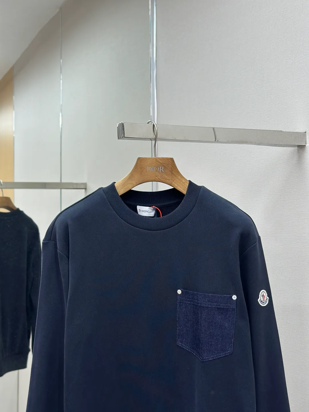 P320 Moncler denim pocket sweatshirt. Customized cotton soft velvet and cloud yarn water-brushed denim. Excellent texture, comfortable and close to the skin. The rich navy blue is the main color, showing an elegant gentleman's style. The unique denim chest pocket on the chest adds a touch of uninhibited casualness with the unique ruggedness and retro of denim. The iconic Moncler embroidered logo appears on the sleeves. It is highly recognizable and exudes a sense of luxury from the inside out. Find the perfect balance between simplicity and sophistication. Process 1: Hidden seamless hemming. Use precise laser cutting to cut the edges of the pocket into the required denim shape to ensure neat and precise edges. Then use one-piece molding technology to perfectly combine the denim material with the pocket to achieve a seamless connection. Process 2: Manual nailing using a servo motor-driven nailing device to accurately drive the bottom nails into the splicing of denim and sweatshirt velvet. Precise positioning to keep the edges of the pockets flat. Process 3: The fabrics have been washed, giving a better hand feel and not easy to deform. Not easy to shrink, not easy to fade, maintain long-term beauty Accessories: Customized Moncler embroidered logo Customized Moncler bottom nails Customized Moncler trademark Version: Loose version Size: S M L XL Style number: 25338-A75