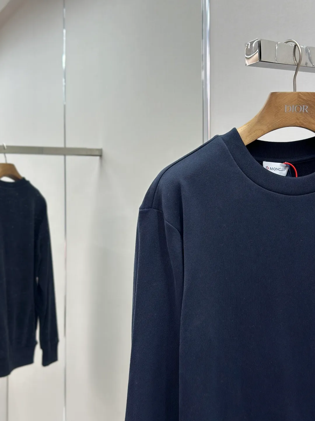 P320 Moncler denim pocket sweatshirt. Customized cotton soft velvet and cloud yarn water-brushed denim. Excellent texture, comfortable and close to the skin. The rich navy blue is the main color, showing an elegant gentleman's style. The unique denim chest pocket on the chest adds a touch of uninhibited casualness with the unique ruggedness and retro of denim. The iconic Moncler embroidered logo appears on the sleeves. It is highly recognizable and exudes a sense of luxury from the inside out. Find the perfect balance between simplicity and sophistication. Process 1: Hidden seamless hemming. Use precise laser cutting to cut the edges of the pocket into the required denim shape to ensure neat and precise edges. Then use one-piece molding technology to perfectly combine the denim material with the pocket to achieve a seamless connection. Process 2: Manual nailing using a servo motor-driven nailing device to accurately drive the bottom nails into the splicing of denim and sweatshirt velvet. Precise positioning to keep the edges of the pockets flat. Process 3: The fabrics have been washed, giving a better hand feel and not easy to deform. Not easy to shrink, not easy to fade, maintain long-term beauty Accessories: Customized Moncler embroidered logo Customized Moncler bottom nails Customized Moncler trademark Version: Loose version Size: S M L XL Style number: 25338-A75