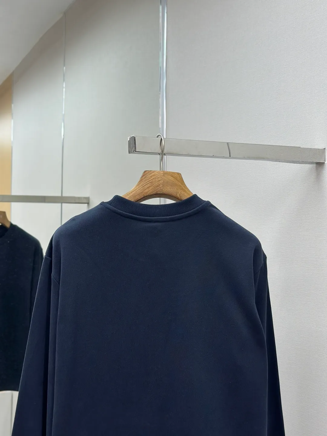 P320 Moncler denim pocket sweatshirt. Customized cotton soft velvet and cloud yarn water-brushed denim. Excellent texture, comfortable and close to the skin. The rich navy blue is the main color, showing an elegant gentleman's style. The unique denim chest pocket on the chest adds a touch of uninhibited casualness with the unique ruggedness and retro of denim. The iconic Moncler embroidered logo appears on the sleeves. It is highly recognizable and exudes a sense of luxury from the inside out. Find the perfect balance between simplicity and sophistication. Process 1: Hidden seamless hemming. Use precise laser cutting to cut the edges of the pocket into the required denim shape to ensure neat and precise edges. Then use one-piece molding technology to perfectly combine the denim material with the pocket to achieve a seamless connection. Process 2: Manual nailing using a servo motor-driven nailing device to accurately drive the bottom nails into the splicing of denim and sweatshirt velvet. Precise positioning to keep the edges of the pockets flat. Process 3: The fabrics have been washed, giving a better hand feel and not easy to deform. Not easy to shrink, not easy to fade, maintain long-term beauty Accessories: Customized Moncler embroidered logo Customized Moncler bottom nails Customized Moncler trademark Version: Loose version Size: S M L XL Style number: 25338-A75