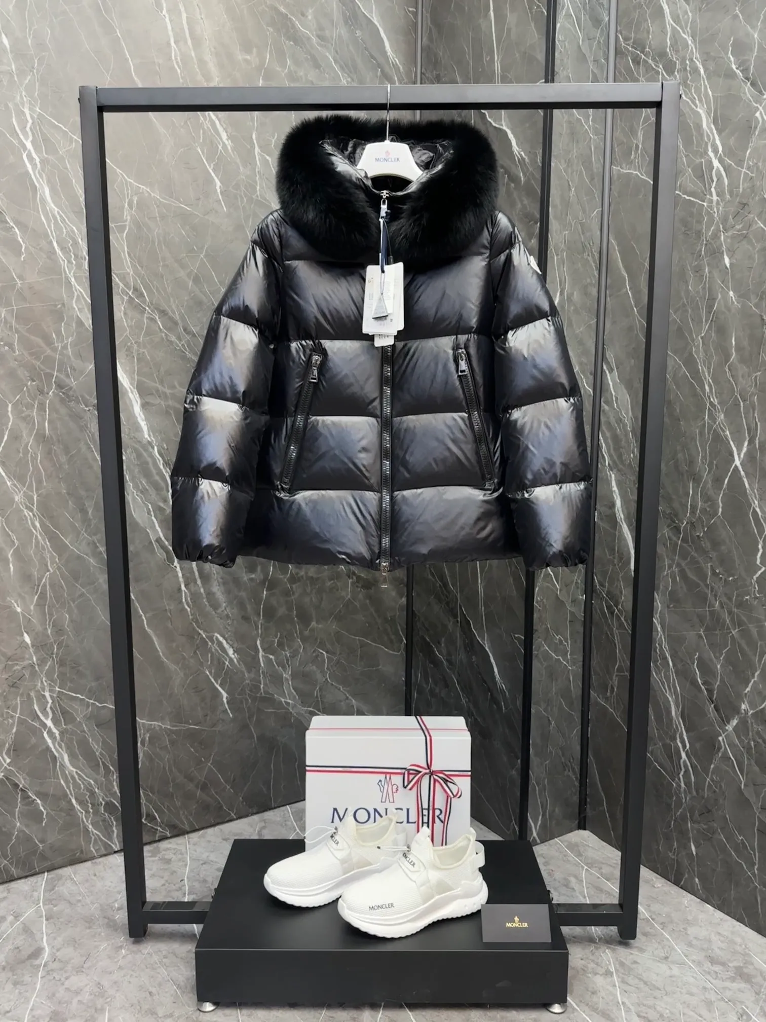 P1060 moncler🌟 25s new autumn and winter classic doll version hooded fur collar down jacket. Original custom-made extra large raccoon fur collar. Memory silk fabric texture is awesome. Age-reducing girl style. A-line version casual and age-reducing and fashionable. National standard imported 90 velvet filling. Light, warm and comfortable. Original hardware accessories. Original mark and original mark. Full size: 1234