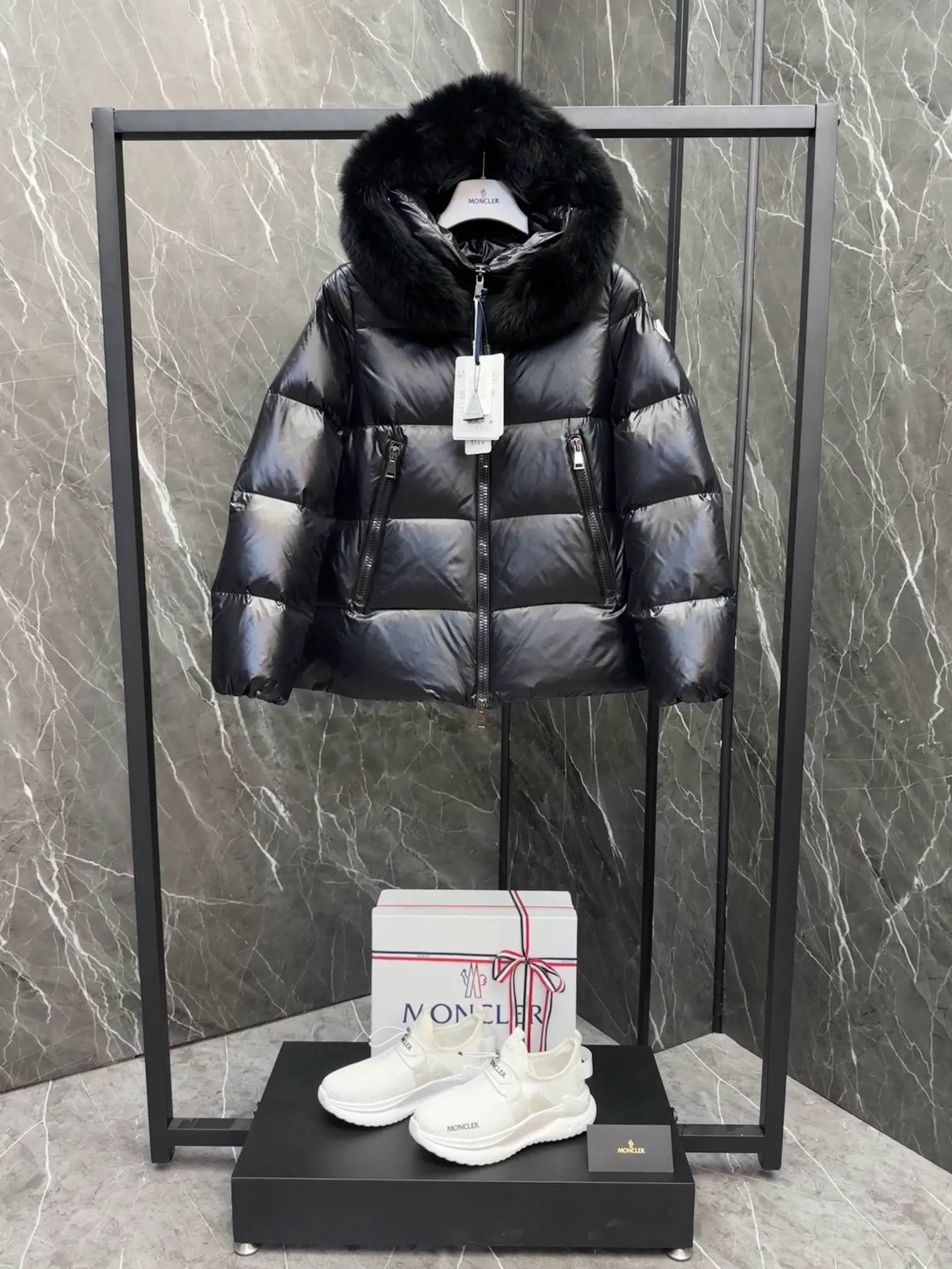 P1060 moncler🌟 25s new autumn and winter classic doll version hooded fur collar down jacket. Original custom-made extra large raccoon fur collar. Memory silk fabric texture is awesome. Age-reducing girl style. A-line version casual and age-reducing and fashionable. National standard imported 90 velvet filling. Light, warm and comfortable. Original hardware accessories. Original mark and original mark. Full size: 1234