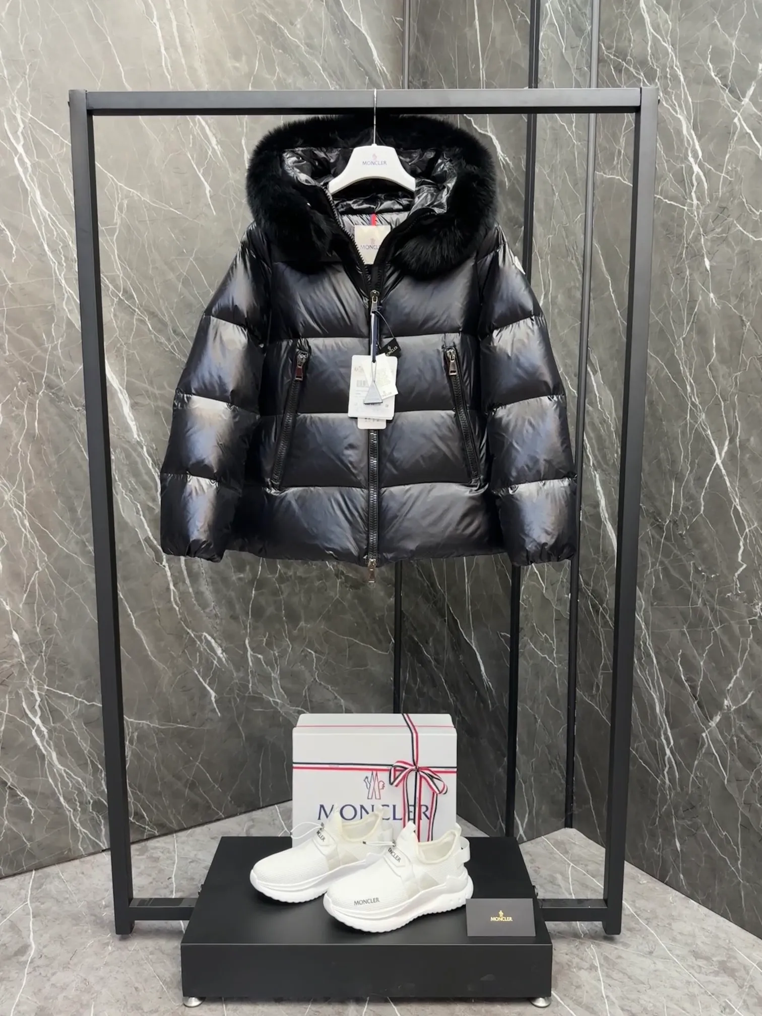 P1060 moncler🌟 25s new autumn and winter classic doll version hooded fur collar down jacket. Original custom-made extra large raccoon fur collar. Memory silk fabric texture is awesome. Age-reducing girl style. A-line version casual and age-reducing and fashionable. National standard imported 90 velvet filling. Light, warm and comfortable. Original hardware accessories. Original mark and original mark. Full size: 1234