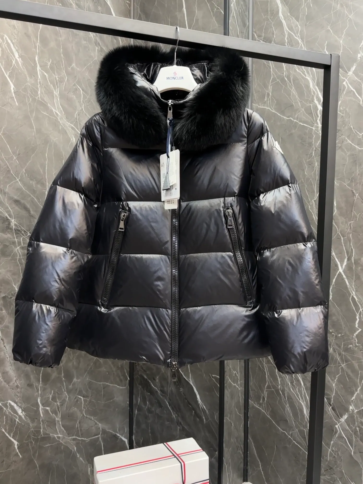 P1060 moncler🌟 25s new autumn and winter classic doll version hooded fur collar down jacket. Original custom-made extra large raccoon fur collar. Memory silk fabric texture is awesome. Age-reducing girl style. A-line version casual and age-reducing and fashionable. National standard imported 90 velvet filling. Light, warm and comfortable. Original hardware accessories. Original mark and original mark. Full size: 1234