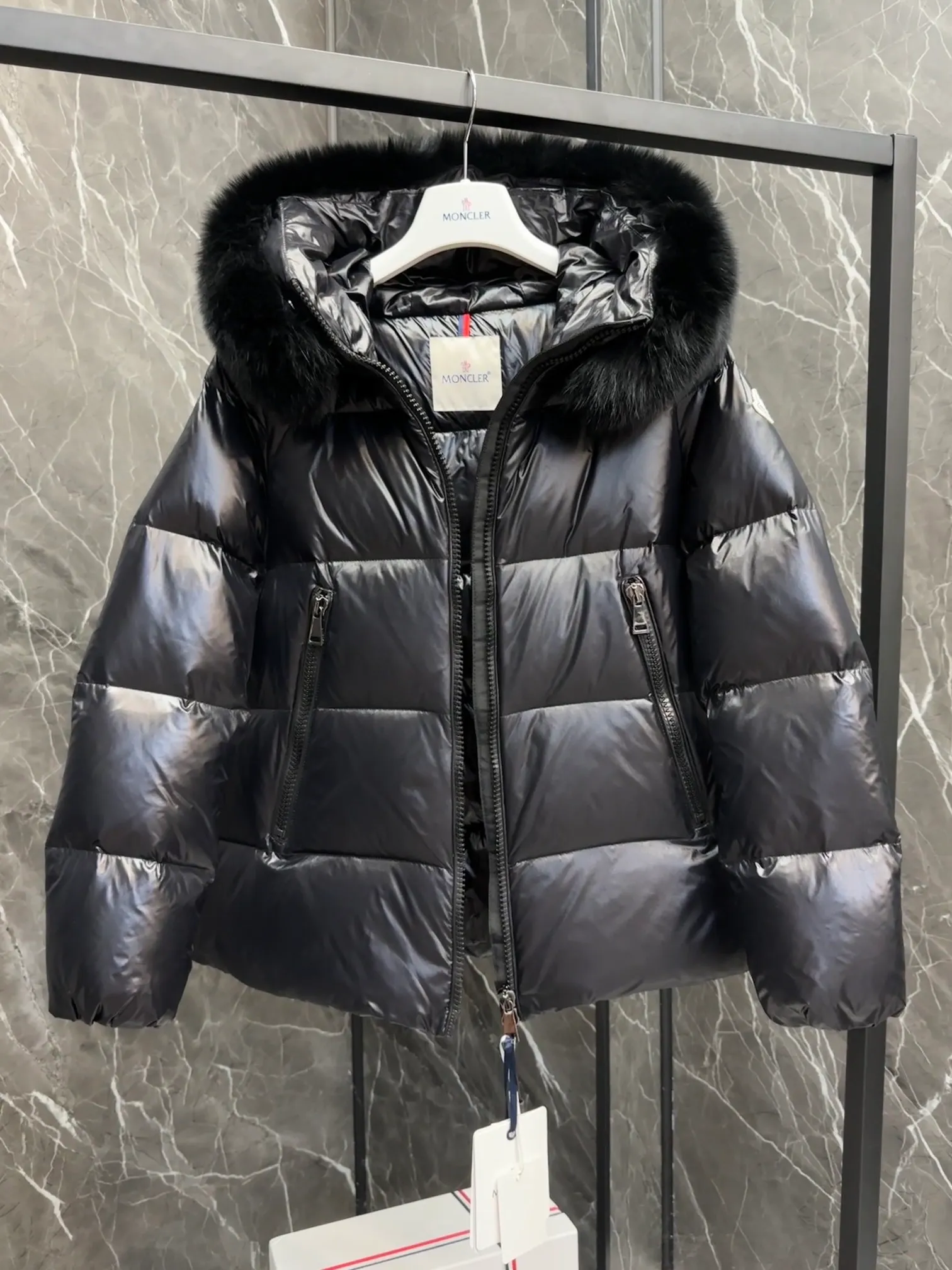 P1060 moncler🌟 25s new autumn and winter classic doll version hooded fur collar down jacket. Original custom-made extra large raccoon fur collar. Memory silk fabric texture is awesome. Age-reducing girl style. A-line version casual and age-reducing and fashionable. National standard imported 90 velvet filling. Light, warm and comfortable. Original hardware accessories. Original mark and original mark. Full size: 1234
