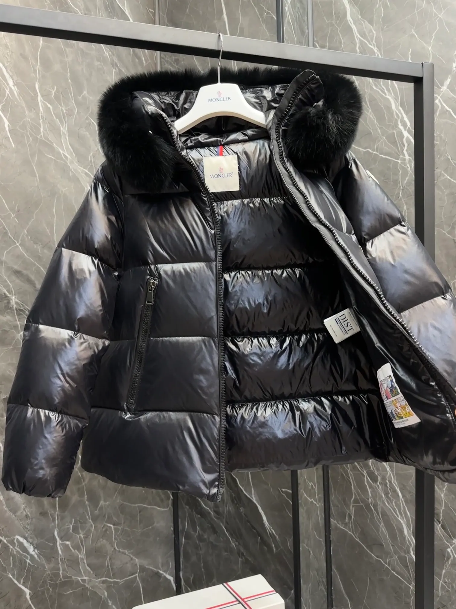 P1060 moncler🌟 25s new autumn and winter classic doll version hooded fur collar down jacket. Original custom-made extra large raccoon fur collar. Memory silk fabric texture is awesome. Age-reducing girl style. A-line version casual and age-reducing and fashionable. National standard imported 90 velvet filling. Light, warm and comfortable. Original hardware accessories. Original mark and original mark. Full size: 1234