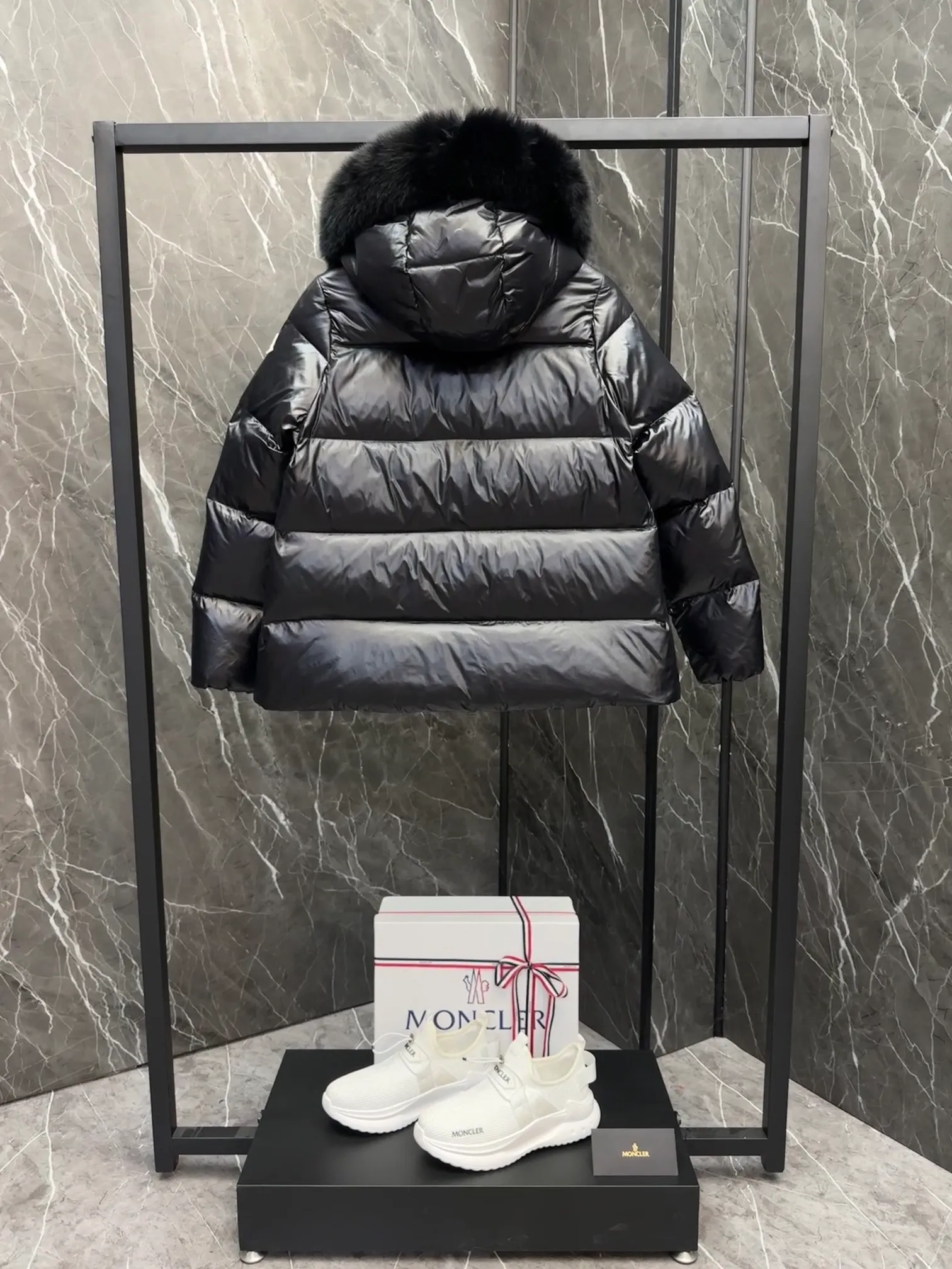 P1060 moncler🌟 25s new autumn and winter classic doll version hooded fur collar down jacket. Original custom-made extra large raccoon fur collar. Memory silk fabric texture is awesome. Age-reducing girl style. A-line version casual and age-reducing and fashionable. National standard imported 90 velvet filling. Light, warm and comfortable. Original hardware accessories. Original mark and original mark. Full size: 1234