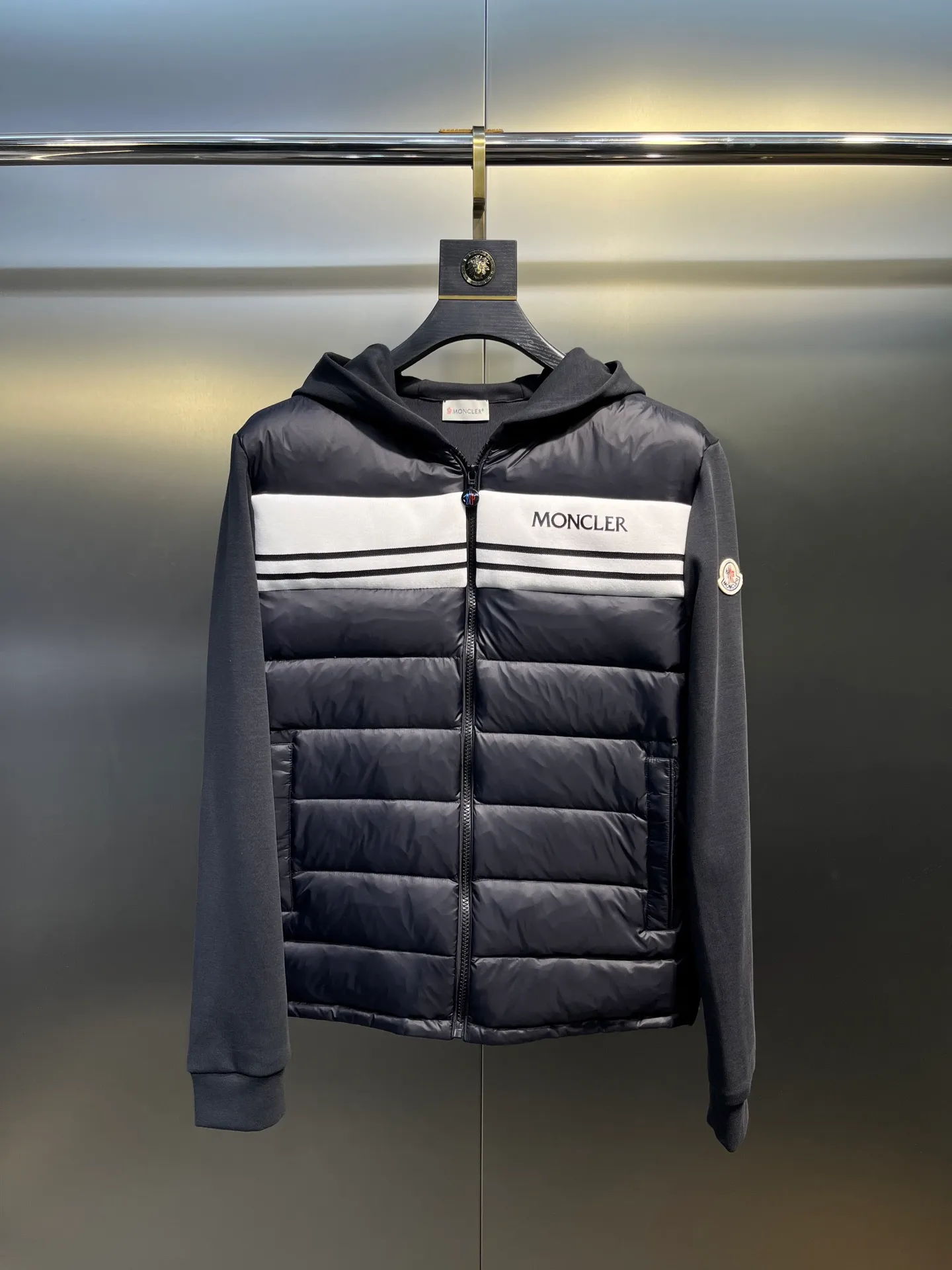 P700 moncler 🌟Mongolian knitted splicing down jacket 2025 autumn and winter new model Original customized hardware accessories are all imported Original customization Welcome to compare Absolutely high quality Made of top 95 white duck down Super soft Filled with fluffy and full feathers Super heavy workmanship Fabric workmanship and perfect version Note that the fabric is super comfortable Exclusive model Non-market goods Same style for men and women Size: m-xxl