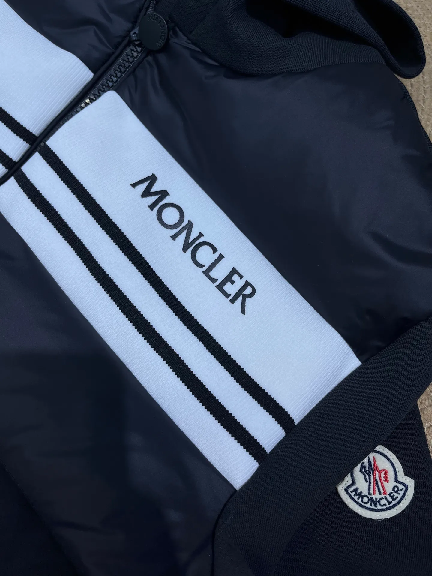 P700 moncler 🌟Mongolian knitted splicing down jacket 2025 autumn and winter new model Original customized hardware accessories are all imported Original customization Welcome to compare Absolutely high quality Made of top 95 white duck down Super soft Filled with fluffy and full feathers Super heavy workmanship Fabric workmanship and perfect version Note that the fabric is super comfortable Exclusive model Non-market goods Same style for men and women Size: m-xxl