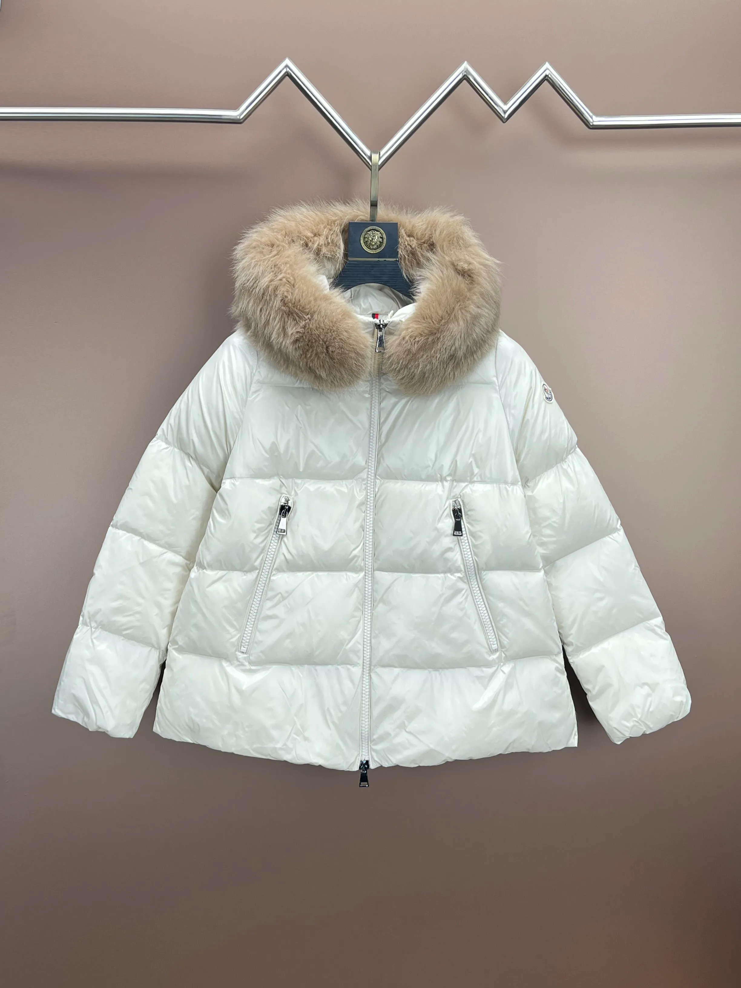 P900 new down ⬆️Moncler Laiche short style for women. Detachable imported Finnish fox fur collar. The barcode model number is consistent with the official website. The tag has built-in NFC electronic induction anti-counterfeiting. Supports multiple anti-counterfeiting verifications. The factory comes standard with a full set of counter gift box packaging. 🎁Not the low-end garbage in the market. Laiche women's down combines elegant design and luxurious details, and can be easily changed according to mood and climate. It is a classic series.  The Laiche women's down combines femininity and luxury in a shiny lacquered nylon with a synthetic brim. The brim is easily removable, making it suitable for a variety of casual or elegant occasions. Details •Made from patented nylon •Painted nylon lining •Down filled •Removable synthetic brim with concealed snap fastening •Hood •Interior front flap pocket with grosgrain detail •Zip closure •Zip pockets •Adjustable stretch cuffs Size : 1-4 Black Beige D9875034650