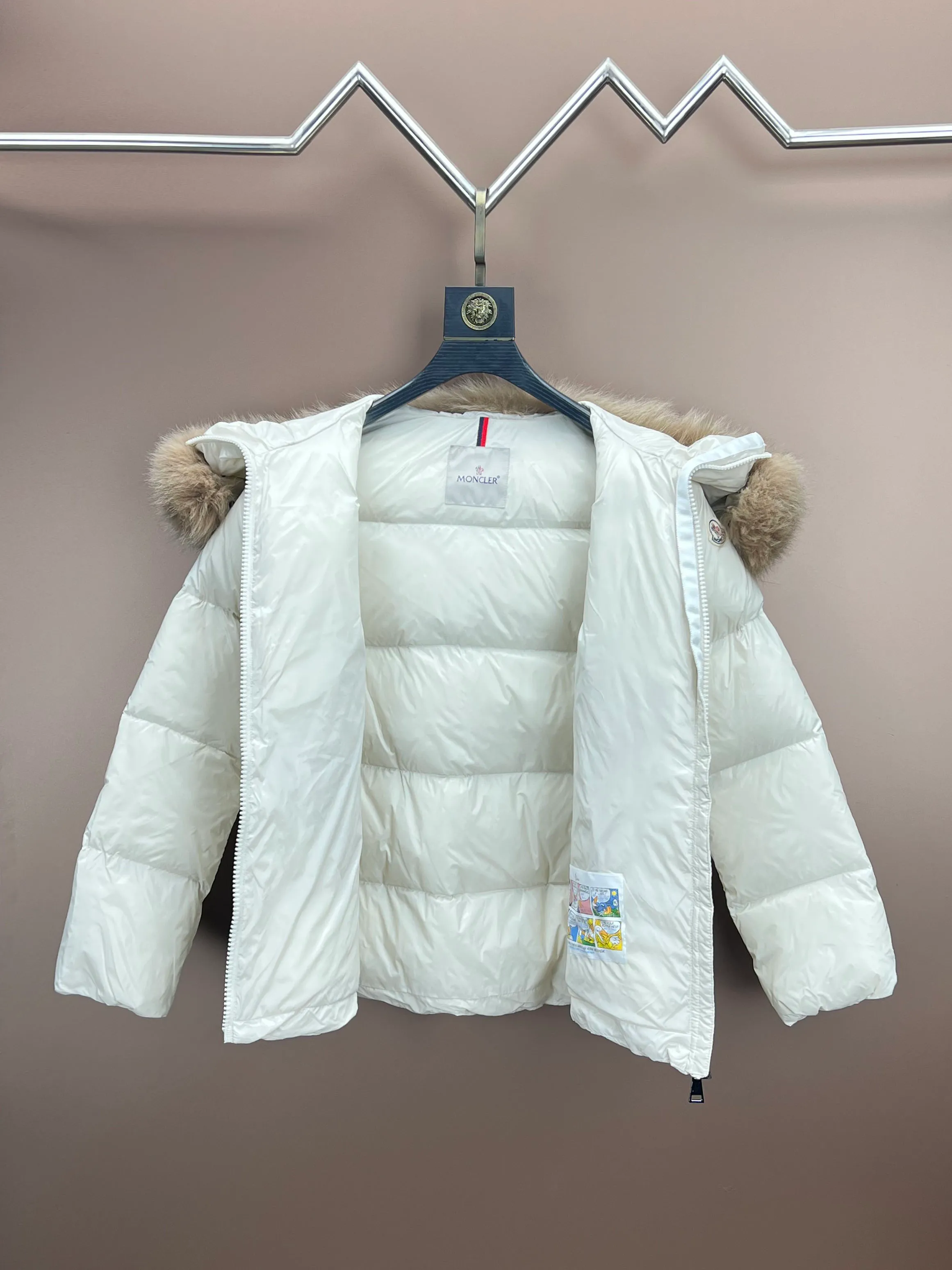 P900 new down ⬆️Moncler Laiche short style for women. Detachable imported Finnish fox fur collar. The barcode model number is consistent with the official website. The tag has built-in NFC electronic induction anti-counterfeiting. Supports multiple anti-counterfeiting verifications. The factory comes standard with a full set of counter gift box packaging. 🎁Not the low-end garbage in the market. Laiche women's down combines elegant design and luxurious details, and can be easily changed according to mood and climate. It is a classic series.  The Laiche women's down combines femininity and luxury in a shiny lacquered nylon with a synthetic brim. The brim is easily removable, making it suitable for a variety of casual or elegant occasions. Details •Made from patented nylon •Painted nylon lining •Down filled •Removable synthetic brim with concealed snap fastening •Hood •Interior front flap pocket with grosgrain detail •Zip closure •Zip pockets •Adjustable stretch cuffs Size : 1-4 Black Beige D9875034650