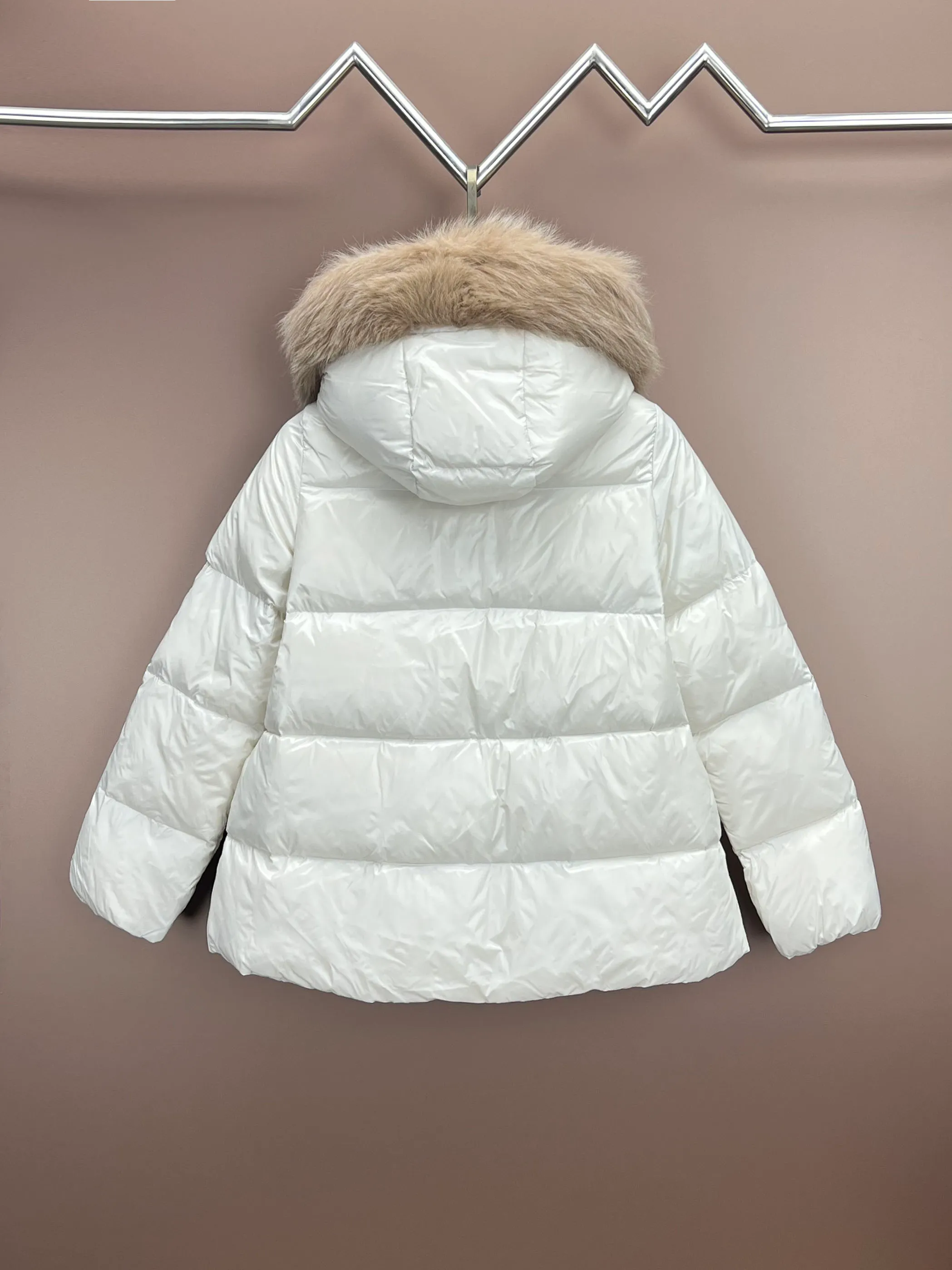 P900 new down ⬆️Moncler Laiche short style for women. Detachable imported Finnish fox fur collar. The barcode model number is consistent with the official website. The tag has built-in NFC electronic induction anti-counterfeiting. Supports multiple anti-counterfeiting verifications. The factory comes standard with a full set of counter gift box packaging. 🎁Not the low-end garbage in the market. Laiche women's down combines elegant design and luxurious details, and can be easily changed according to mood and climate. It is a classic series.  The Laiche women's down combines femininity and luxury in a shiny lacquered nylon with a synthetic brim. The brim is easily removable, making it suitable for a variety of casual or elegant occasions. Details •Made from patented nylon •Painted nylon lining •Down filled •Removable synthetic brim with concealed snap fastening •Hood •Interior front flap pocket with grosgrain detail •Zip closure •Zip pockets •Adjustable stretch cuffs Size : 1-4 Black Beige D9875034650