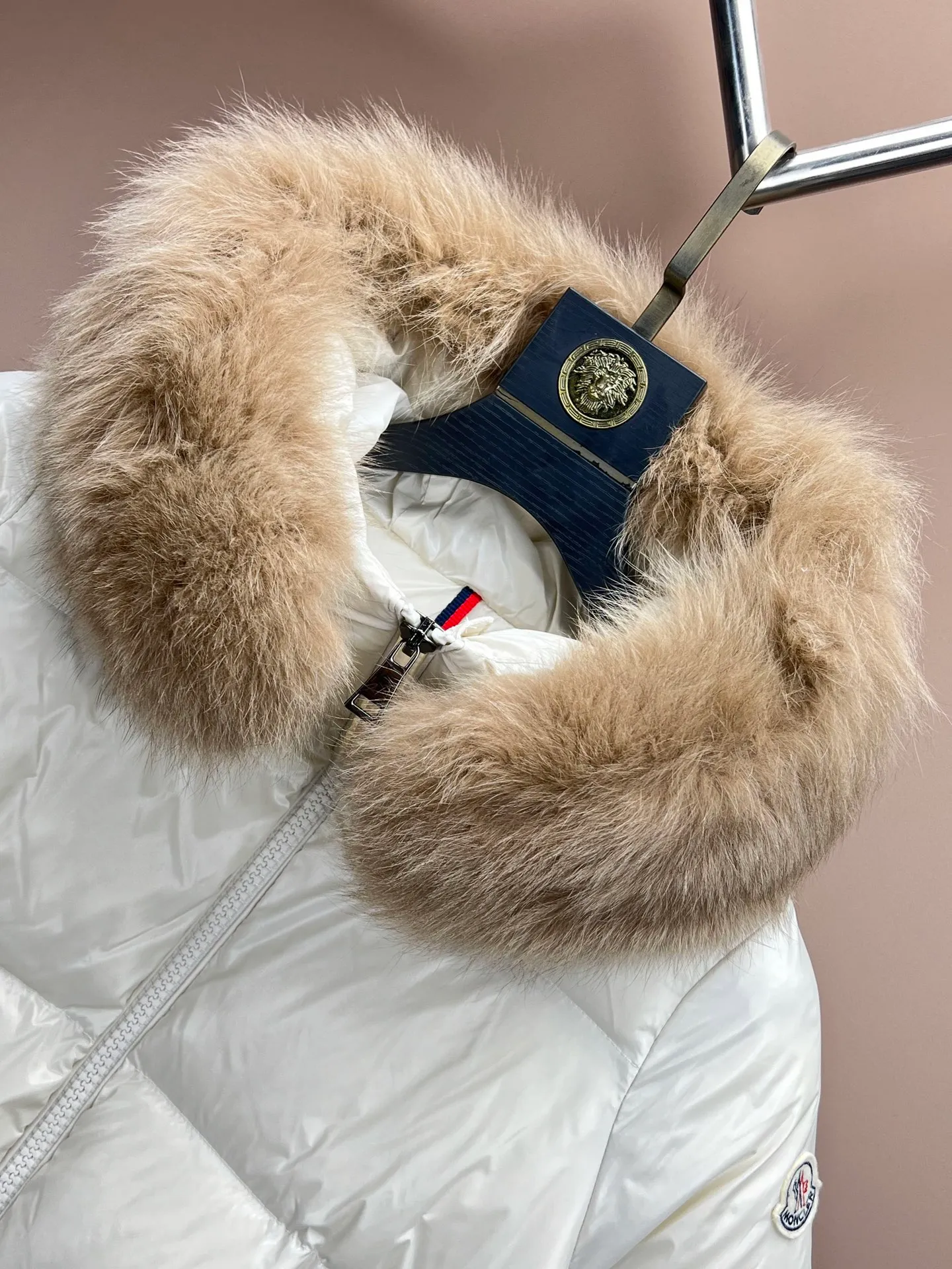 P900 new down ⬆️Moncler Laiche short style for women. Detachable imported Finnish fox fur collar. The barcode model number is consistent with the official website. The tag has built-in NFC electronic induction anti-counterfeiting. Supports multiple anti-counterfeiting verifications. The factory comes standard with a full set of counter gift box packaging. 🎁Not the low-end garbage in the market. Laiche women's down combines elegant design and luxurious details, and can be easily changed according to mood and climate. It is a classic series.  The Laiche women's down combines femininity and luxury in a shiny lacquered nylon with a synthetic brim. The brim is easily removable, making it suitable for a variety of casual or elegant occasions. Details •Made from patented nylon •Painted nylon lining •Down filled •Removable synthetic brim with concealed snap fastening •Hood •Interior front flap pocket with grosgrain detail •Zip closure •Zip pockets •Adjustable stretch cuffs Size : 1-4 Black Beige D9875034650