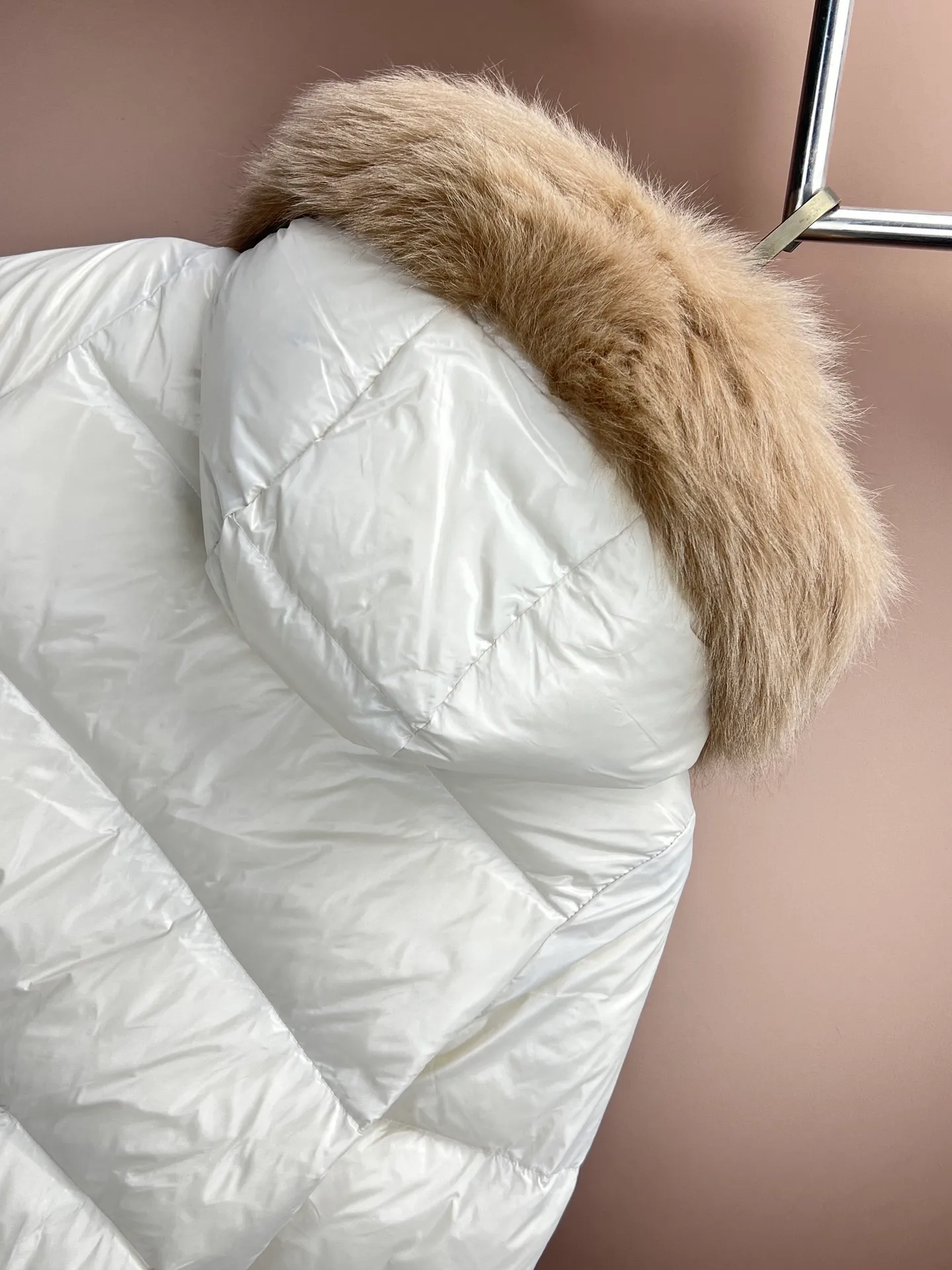 P900 new down ⬆️Moncler Laiche short style for women. Detachable imported Finnish fox fur collar. The barcode model number is consistent with the official website. The tag has built-in NFC electronic induction anti-counterfeiting. Supports multiple anti-counterfeiting verifications. The factory comes standard with a full set of counter gift box packaging. 🎁Not the low-end garbage in the market. Laiche women's down combines elegant design and luxurious details, and can be easily changed according to mood and climate. It is a classic series.  The Laiche women's down combines femininity and luxury in a shiny lacquered nylon with a synthetic brim. The brim is easily removable, making it suitable for a variety of casual or elegant occasions. Details •Made from patented nylon •Painted nylon lining •Down filled •Removable synthetic brim with concealed snap fastening •Hood •Interior front flap pocket with grosgrain detail •Zip closure •Zip pockets •Adjustable stretch cuffs Size : 1-4 Black Beige D9875034650