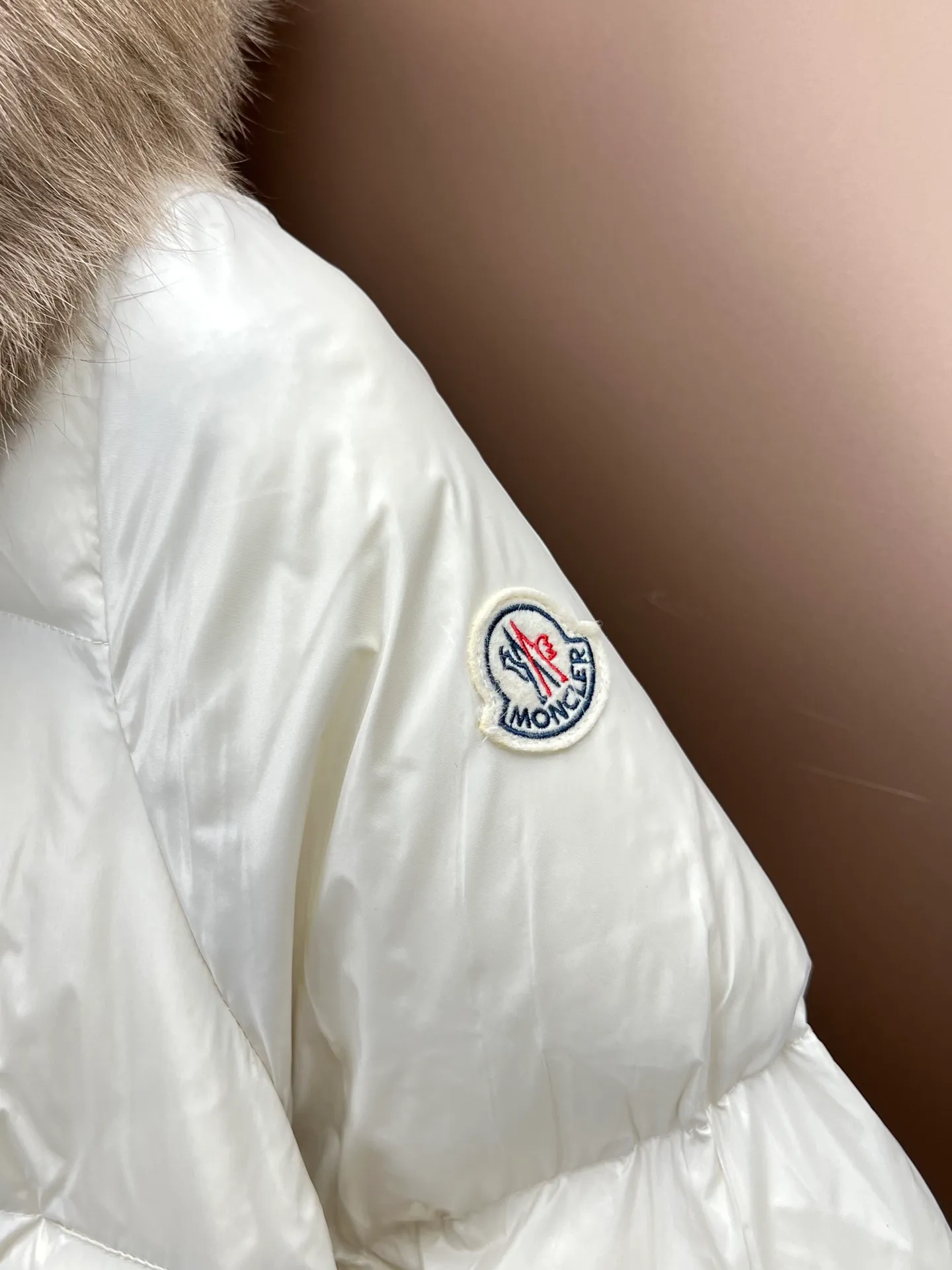 P900 new down ⬆️Moncler Laiche short style for women. Detachable imported Finnish fox fur collar. The barcode model number is consistent with the official website. The tag has built-in NFC electronic induction anti-counterfeiting. Supports multiple anti-counterfeiting verifications. The factory comes standard with a full set of counter gift box packaging. 🎁Not the low-end garbage in the market. Laiche women's down combines elegant design and luxurious details, and can be easily changed according to mood and climate. It is a classic series.  The Laiche women's down combines femininity and luxury in a shiny lacquered nylon with a synthetic brim. The brim is easily removable, making it suitable for a variety of casual or elegant occasions. Details •Made from patented nylon •Painted nylon lining •Down filled •Removable synthetic brim with concealed snap fastening •Hood •Interior front flap pocket with grosgrain detail •Zip closure •Zip pockets •Adjustable stretch cuffs Size : 1-4 Black Beige D9875034650