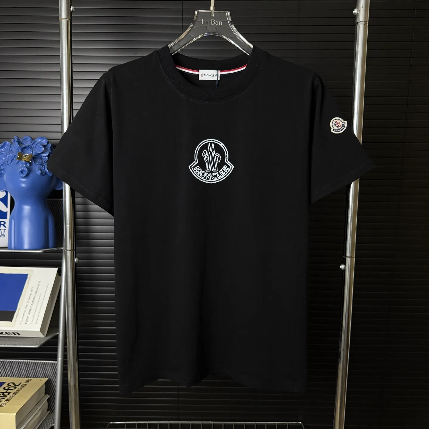 P170 A245 (Long-term replenishment, arrival the next day) MONCLER/Masklet badge letter LOGO round neck short-sleeved T-shirt exclusive first launch high-definition The fabric is made of 300 grams of heavyweight pure cotton, customized with 32 counts of double thread, and washed twice for ready-to-wear. The fabric is comfortable and skin-friendly. It is custom-dyed fabric with high textile density and good drape. It is not easy to deform or shrink. The thick texture and compact spinning process will not affect the breathability of the fabric. The color saturation is very high. Imported Tajima embroidery technology has a good upper body effect. It is a versatile and good-looking short sleeve. The loose version covers the flesh and makes you slim. Size: S~XL Color: white black
