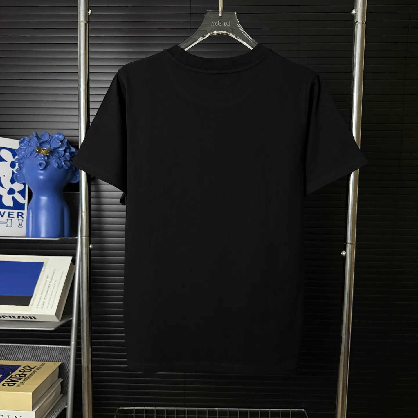 P170 A245 (Long-term replenishment, arrival the next day) MONCLER/Masklet badge letter LOGO round neck short-sleeved T-shirt exclusive first launch high-definition The fabric is made of 300 grams of heavyweight pure cotton, customized with 32 counts of double thread, and washed twice for ready-to-wear. The fabric is comfortable and skin-friendly. It is custom-dyed fabric with high textile density and good drape. It is not easy to deform or shrink. The thick texture and compact spinning process will not affect the breathability of the fabric. The color saturation is very high. Imported Tajima embroidery technology has a good upper body effect. It is a versatile and good-looking short sleeve. The loose version covers the flesh and makes you slim. Size: S~XL Color: white black