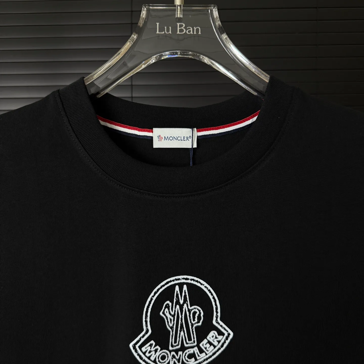 P170 A245 (Long-term replenishment, arrival the next day) MONCLER/Masklet badge letter LOGO round neck short-sleeved T-shirt exclusive first launch high-definition The fabric is made of 300 grams of heavyweight pure cotton, customized with 32 counts of double thread, and washed twice for ready-to-wear. The fabric is comfortable and skin-friendly. It is custom-dyed fabric with high textile density and good drape. It is not easy to deform or shrink. The thick texture and compact spinning process will not affect the breathability of the fabric. The color saturation is very high. Imported Tajima embroidery technology has a good upper body effect. It is a versatile and good-looking short sleeve. The loose version covers the flesh and makes you slim. Size: S~XL Color: white black
