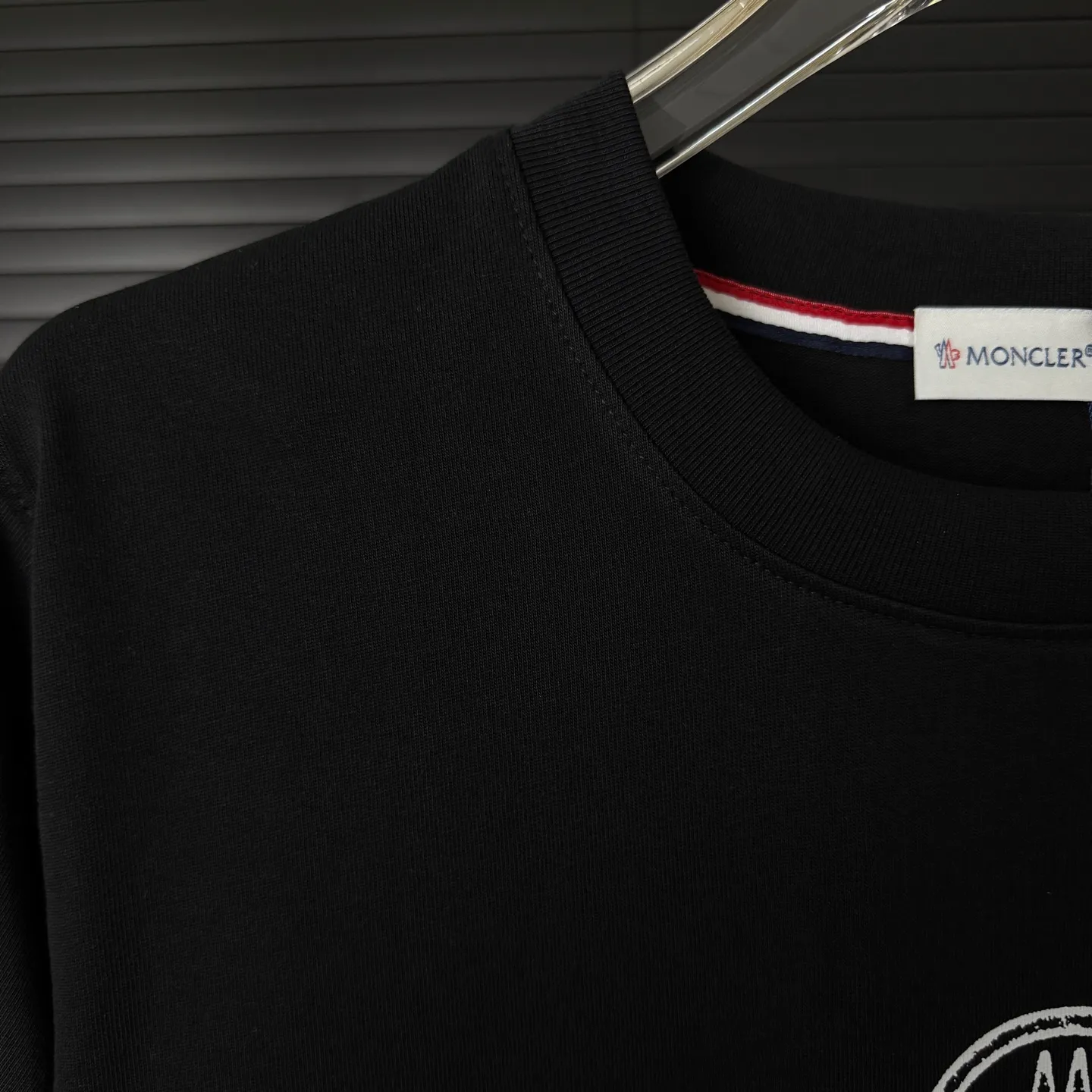 P170 A245 (Long-term replenishment, arrival the next day) MONCLER/Masklet badge letter LOGO round neck short-sleeved T-shirt exclusive first launch high-definition The fabric is made of 300 grams of heavyweight pure cotton, customized with 32 counts of double thread, and washed twice for ready-to-wear. The fabric is comfortable and skin-friendly. It is custom-dyed fabric with high textile density and good drape. It is not easy to deform or shrink. The thick texture and compact spinning process will not affect the breathability of the fabric. The color saturation is very high. Imported Tajima embroidery technology has a good upper body effect. It is a versatile and good-looking short sleeve. The loose version covers the flesh and makes you slim. Size: S~XL Color: white black