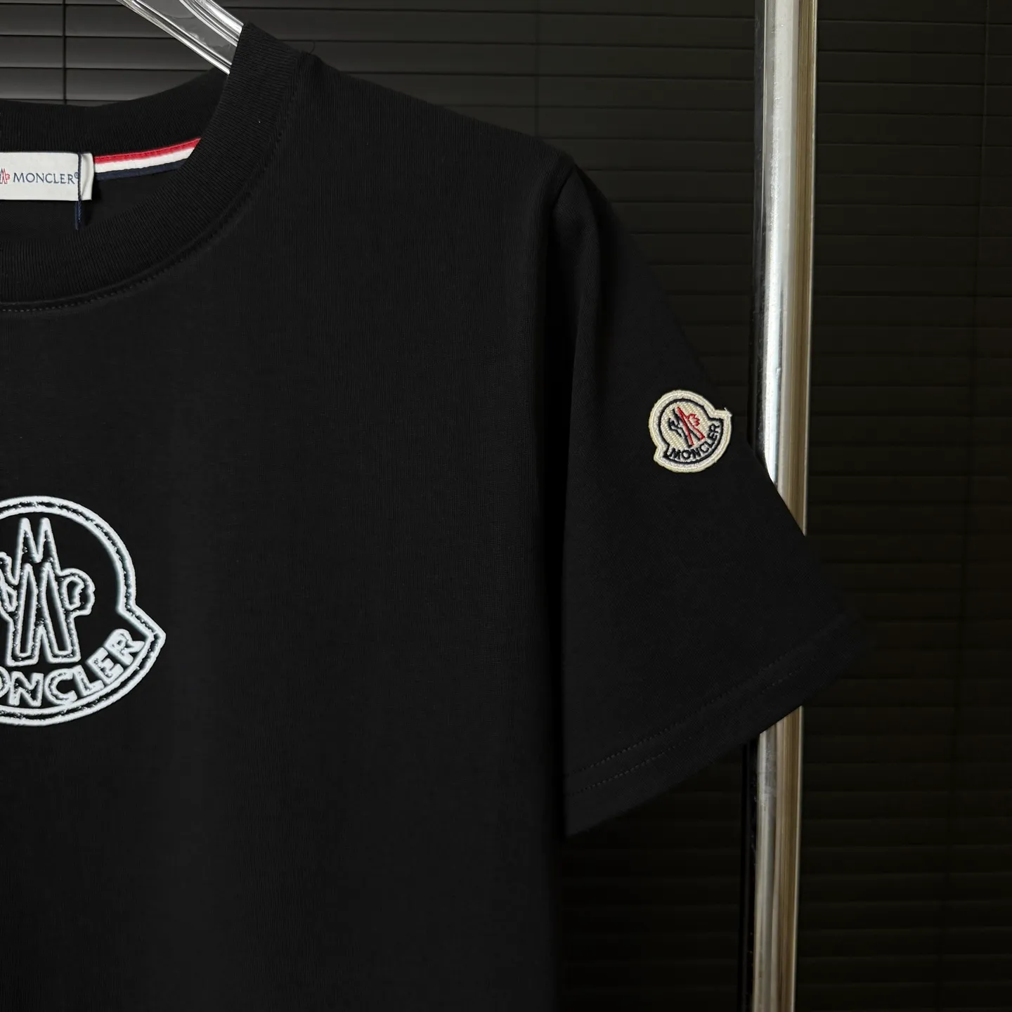 P170 A245 (Long-term replenishment, arrival the next day) MONCLER/Masklet badge letter LOGO round neck short-sleeved T-shirt exclusive first launch high-definition The fabric is made of 300 grams of heavyweight pure cotton, customized with 32 counts of double thread, and washed twice for ready-to-wear. The fabric is comfortable and skin-friendly. It is custom-dyed fabric with high textile density and good drape. It is not easy to deform or shrink. The thick texture and compact spinning process will not affect the breathability of the fabric. The color saturation is very high. Imported Tajima embroidery technology has a good upper body effect. It is a versatile and good-looking short sleeve. The loose version covers the flesh and makes you slim. Size: S~XL Color: white black