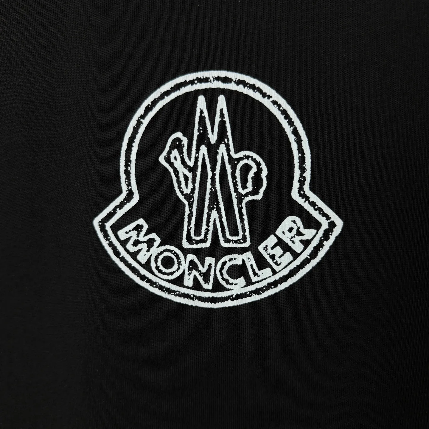 P170 A245 (Long-term replenishment, arrival the next day) MONCLER/Masklet badge letter LOGO round neck short-sleeved T-shirt exclusive first launch high-definition The fabric is made of 300 grams of heavyweight pure cotton, customized with 32 counts of double thread, and washed twice for ready-to-wear. The fabric is comfortable and skin-friendly. It is custom-dyed fabric with high textile density and good drape. It is not easy to deform or shrink. The thick texture and compact spinning process will not affect the breathability of the fabric. The color saturation is very high. Imported Tajima embroidery technology has a good upper body effect. It is a versatile and good-looking short sleeve. The loose version covers the flesh and makes you slim. Size: S~XL Color: white black
