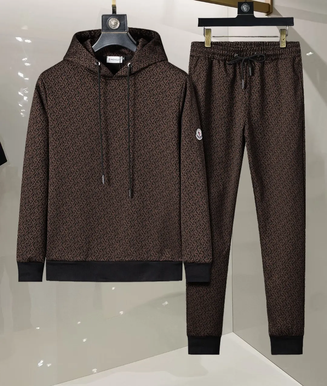 P580 🌸🌸🌸🌸 Moncler 2025 new autumn and winter suit, high quality, top version, order from trading company channels, exclusive and limited sale of overseas products, classic is eternal, it is definitely worth buying! This type of suit is also a must-have. You don’t have to think about how to match it, you can just get it in one set! Customized fabric, smooth to the touch, yet stiff and stylish, giving the upper body a full texture! The overall design is simple and elegant without losing style. It has a strong sense of upper body and is definitely at the forefront of fashion. It is very comfortable to wear. There is no need to say much about the style and cut of the pants. The upper body is exquisite and vivid. It is a truly top-notch casual suit that can be used in various occasions whether it is sports or leisure time! ! !   Three complete standards Color: Picture color Size: M, L, xL, xxL, xxxL