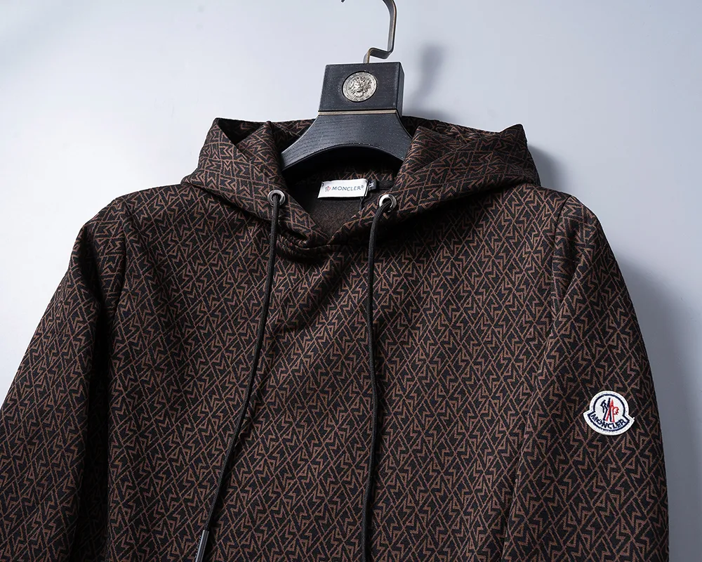 P580 🌸🌸🌸🌸 Moncler 2025 new autumn and winter suit, high quality, top version, order from trading company channels, exclusive and limited sale of overseas products, classic is eternal, it is definitely worth buying! This type of suit is also a must-have. You don’t have to think about how to match it, you can just get it in one set! Customized fabric, smooth to the touch, yet stiff and stylish, giving the upper body a full texture! The overall design is simple and elegant without losing style. It has a strong sense of upper body and is definitely at the forefront of fashion. It is very comfortable to wear. There is no need to say much about the style and cut of the pants. The upper body is exquisite and vivid. It is a truly top-notch casual suit that can be used in various occasions whether it is sports or leisure time! ! !   Three complete standards Color: Picture color Size: M, L, xL, xxL, xxxL