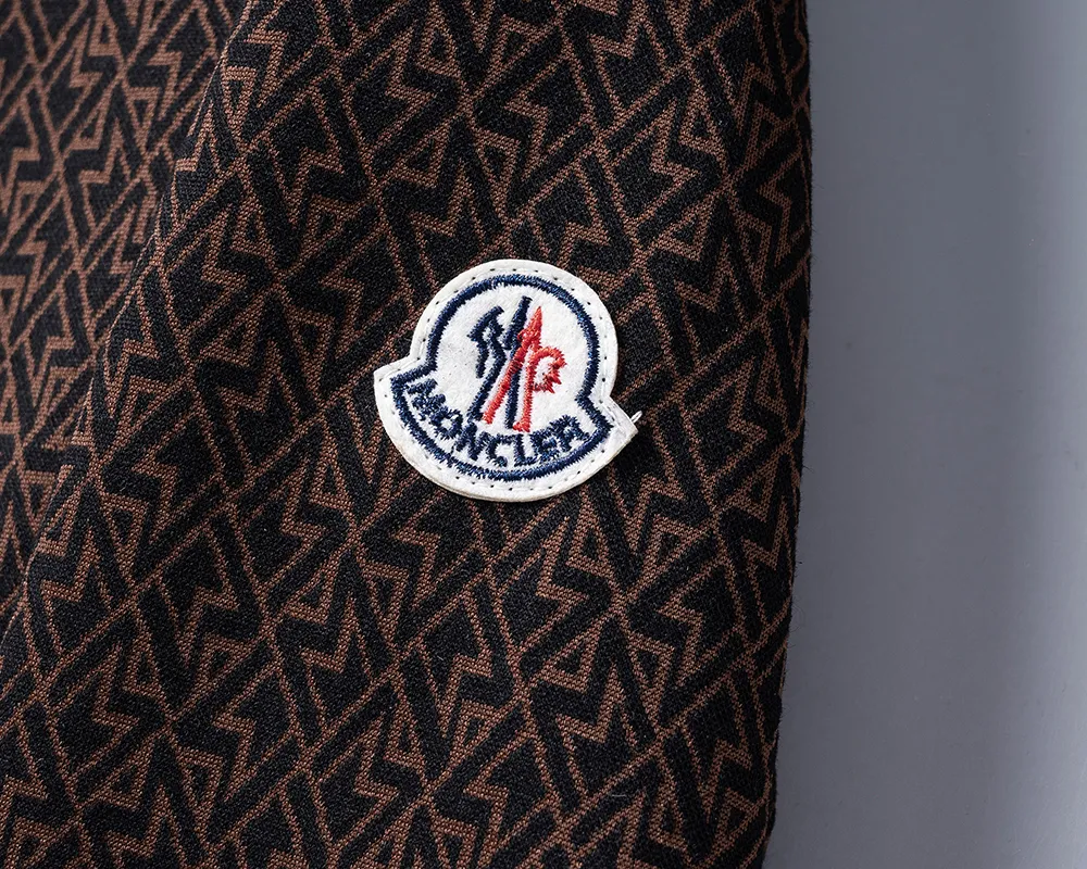P580 🌸🌸🌸🌸 Moncler 2025 new autumn and winter suit, high quality, top version, order from trading company channels, exclusive and limited sale of overseas products, classic is eternal, it is definitely worth buying! This type of suit is also a must-have. You don’t have to think about how to match it, you can just get it in one set! Customized fabric, smooth to the touch, yet stiff and stylish, giving the upper body a full texture! The overall design is simple and elegant without losing style. It has a strong sense of upper body and is definitely at the forefront of fashion. It is very comfortable to wear. There is no need to say much about the style and cut of the pants. The upper body is exquisite and vivid. It is a truly top-notch casual suit that can be used in various occasions whether it is sports or leisure time! ! !   Three complete standards Color: Picture color Size: M, L, xL, xxL, xxxL