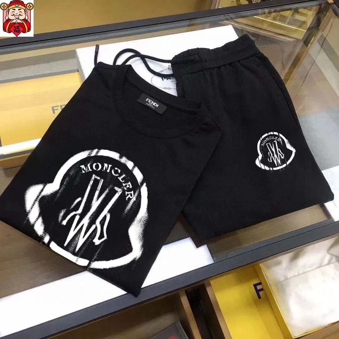 P320 [MONCLER Mouth Mouth] (Fat Man's Gospel) The same style as the 2025 official website. World-renowned luxury brand. Summer men's (double mercerized) high-quality 🐂 suit. It is made of imported original fabrics. It is a fashion trend of the season and a versatile hit. Simple and elegant, precise workmanship allows you to be at the top of fashion. Size: M-5XL (can be worn up to 220 pounds)