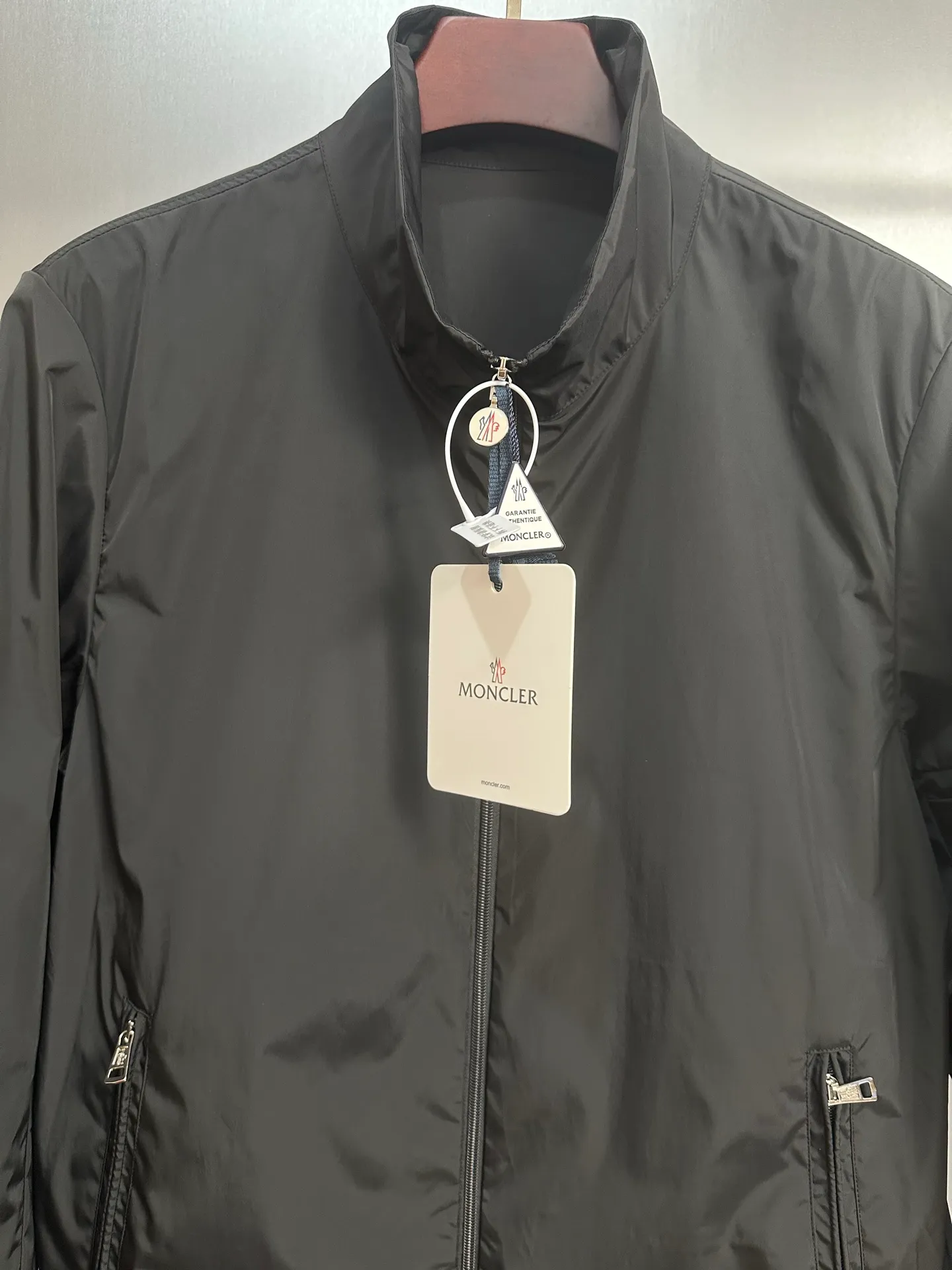 P420 💰Moncler/Moncler/Mask/Stand-collar Jacket/Water-repellent original fabric with rubberized coating for water-repellent effect, customized fabric is stiff, soft and not rigid. Non-market rubber coated kind of very hard and rigid fabric, hardware original customized logo one to one, dual chip sensor: armband, wash mark, armband pure cashmere original customized top embroidery real cashmere Cashmere label closest to the genuine product (reject fake cashmere/prevent cashmere labels from being fake at first sight) Color: Black Size: M-2XL