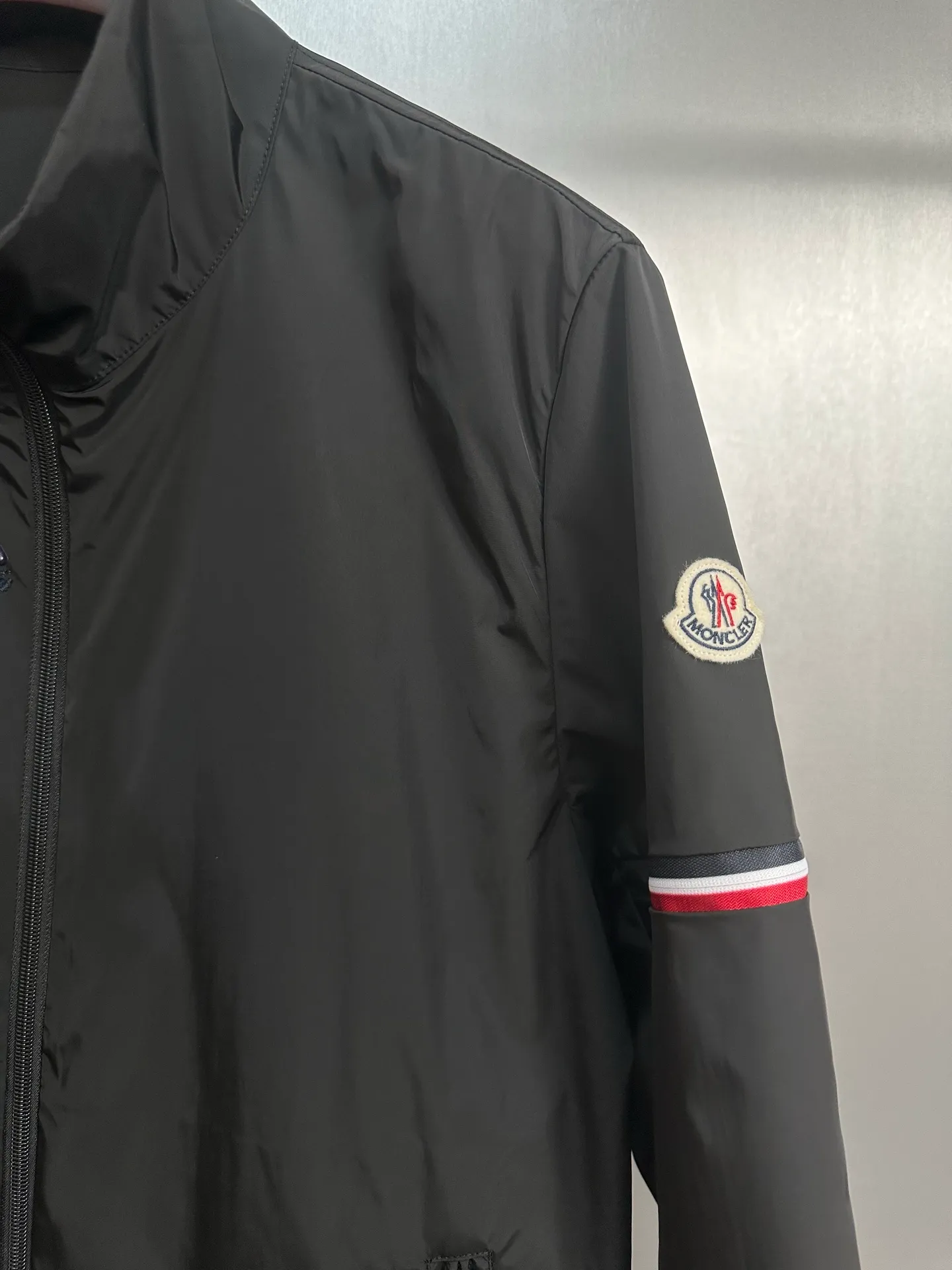 P420 💰Moncler/Moncler/Mask/Stand-collar Jacket/Water-repellent original fabric with rubberized coating for water-repellent effect, customized fabric is stiff, soft and not rigid. Non-market rubber coated kind of very hard and rigid fabric, hardware original customized logo one to one, dual chip sensor: armband, wash mark, armband pure cashmere original customized top embroidery real cashmere Cashmere label closest to the genuine product (reject fake cashmere/prevent cashmere labels from being fake at first sight) Color: Black Size: M-2XL