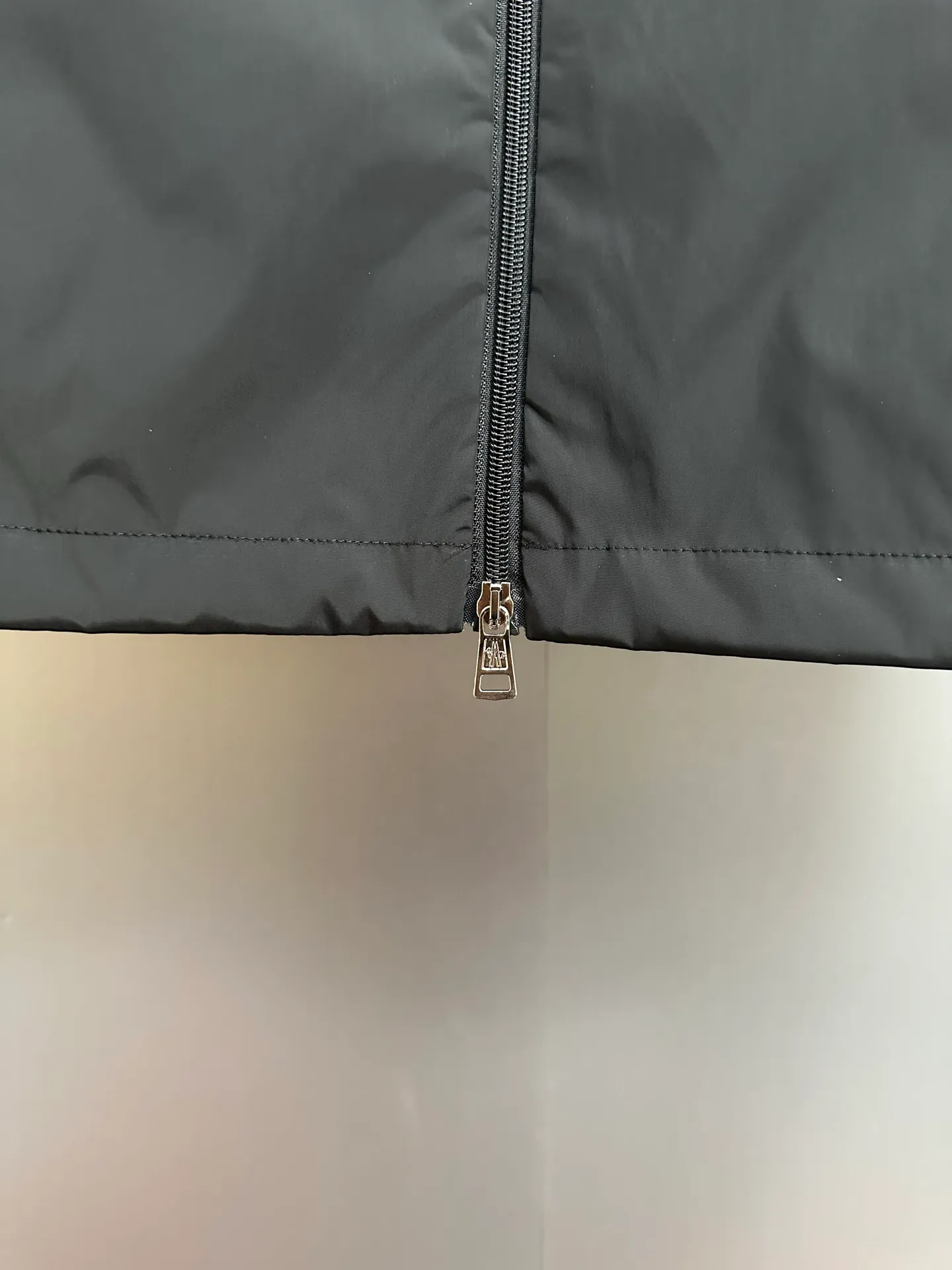 P420 💰Moncler/Moncler/Mask/Stand-collar Jacket/Water-repellent original fabric with rubberized coating for water-repellent effect, customized fabric is stiff, soft and not rigid. Non-market rubber coated kind of very hard and rigid fabric, hardware original customized logo one to one, dual chip sensor: armband, wash mark, armband pure cashmere original customized top embroidery real cashmere Cashmere label closest to the genuine product (reject fake cashmere/prevent cashmere labels from being fake at first sight) Color: Black Size: M-2XL