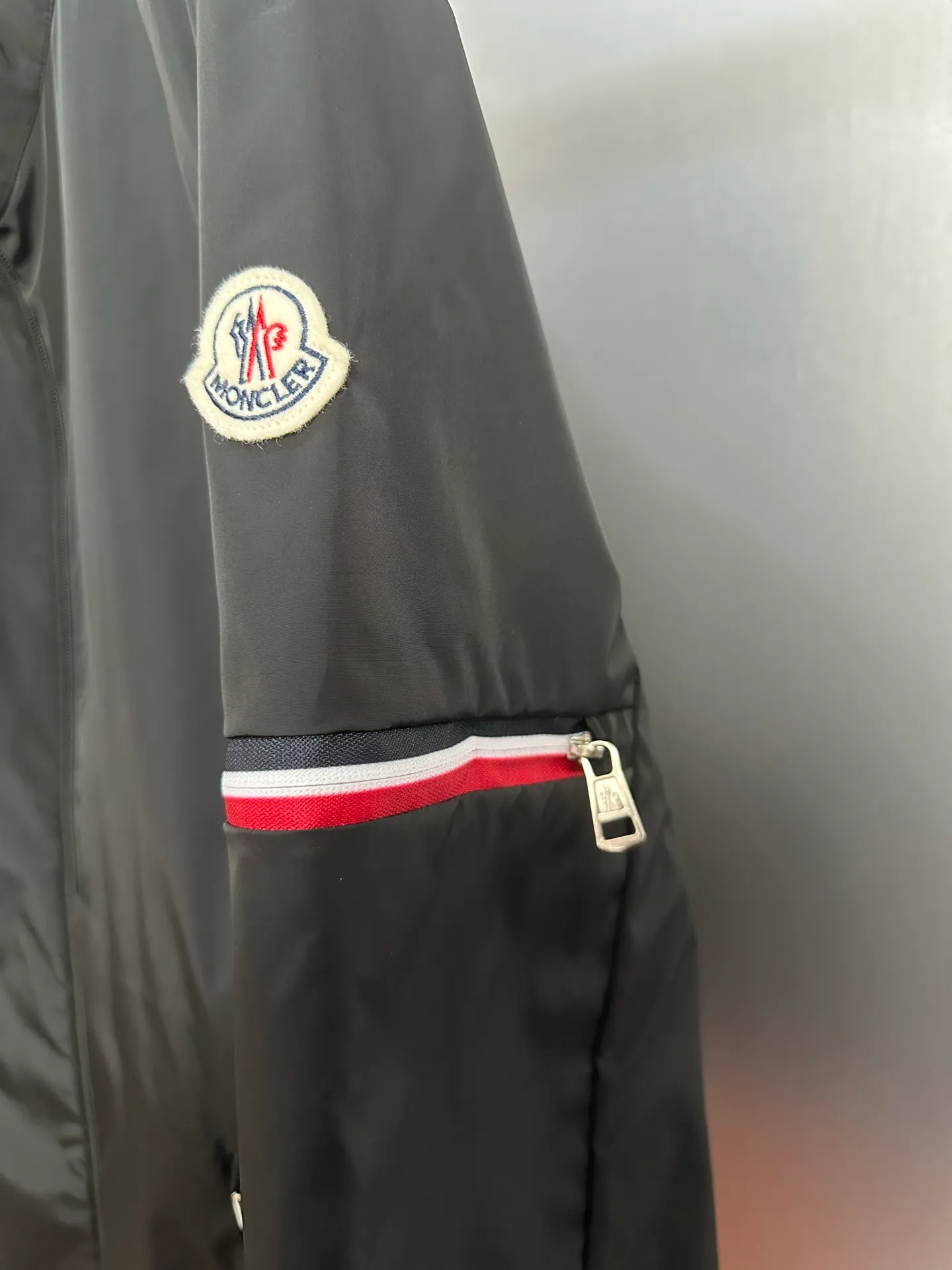 P420 💰Moncler/Moncler/Mask/Stand-collar Jacket/Water-repellent original fabric with rubberized coating for water-repellent effect, customized fabric is stiff, soft and not rigid. Non-market rubber coated kind of very hard and rigid fabric, hardware original customized logo one to one, dual chip sensor: armband, wash mark, armband pure cashmere original customized top embroidery real cashmere Cashmere label closest to the genuine product (reject fake cashmere/prevent cashmere labels from being fake at first sight) Color: Black Size: M-2XL
