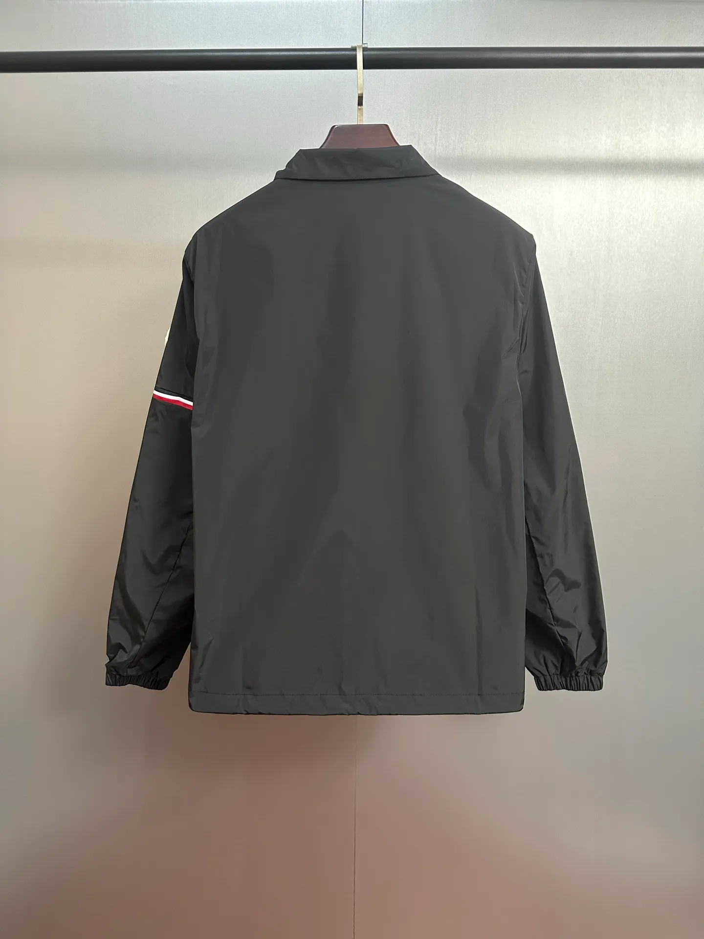 P420 💰Moncler/Moncler/Mask/Stand-collar Jacket/Water-repellent original fabric with rubberized coating for water-repellent effect, customized fabric is stiff, soft and not rigid. Non-market rubber coated kind of very hard and rigid fabric, hardware original customized logo one to one, dual chip sensor: armband, wash mark, armband pure cashmere original customized top embroidery real cashmere Cashmere label closest to the genuine product (reject fake cashmere/prevent cashmere labels from being fake at first sight) Color: Black Size: M-2XL