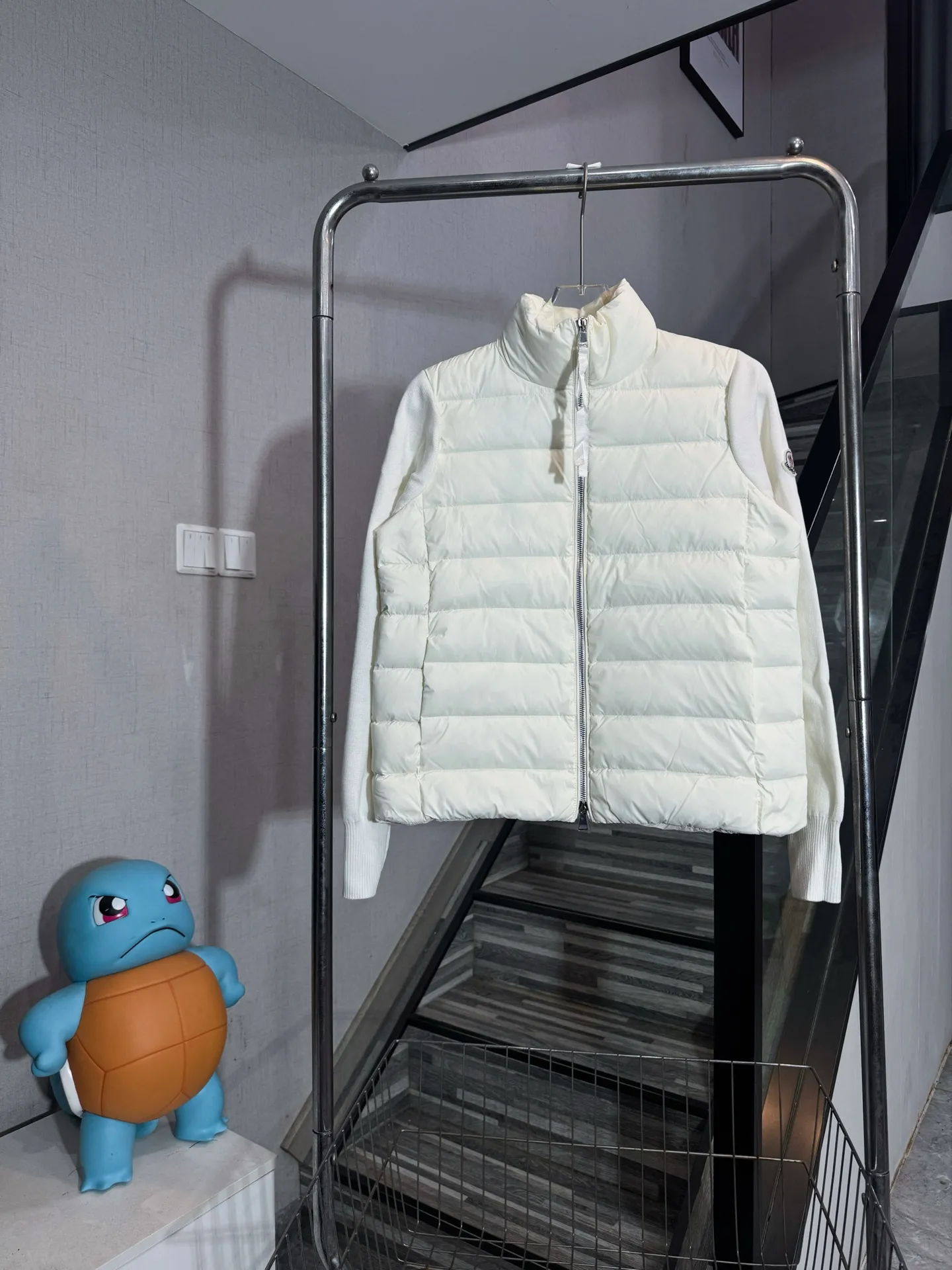 P650 model number: HE407 Moncler-Mongolian knitted stitching stand collar small label women's down jacket The fabric is made of polyester windproof material and spliced with knitted sleeves. The knitted sleeves are knitted with mixed wool. The inner filling is 50% white duck down with a filling amount of 260g. The upper body is warm and comfortable without looking bloated. The arms are seamed to order. The original masked small label, the zipper uses the original hardware slider zipper, the overall upper body effect of the clothes is very good-looking, a slim and versatile style, made by a large factory, the original original label, complete with three labels, Kuaishou Xiaohongshu Internet celebrity, buy it with confidence.  Color: Black/White Size: S M L