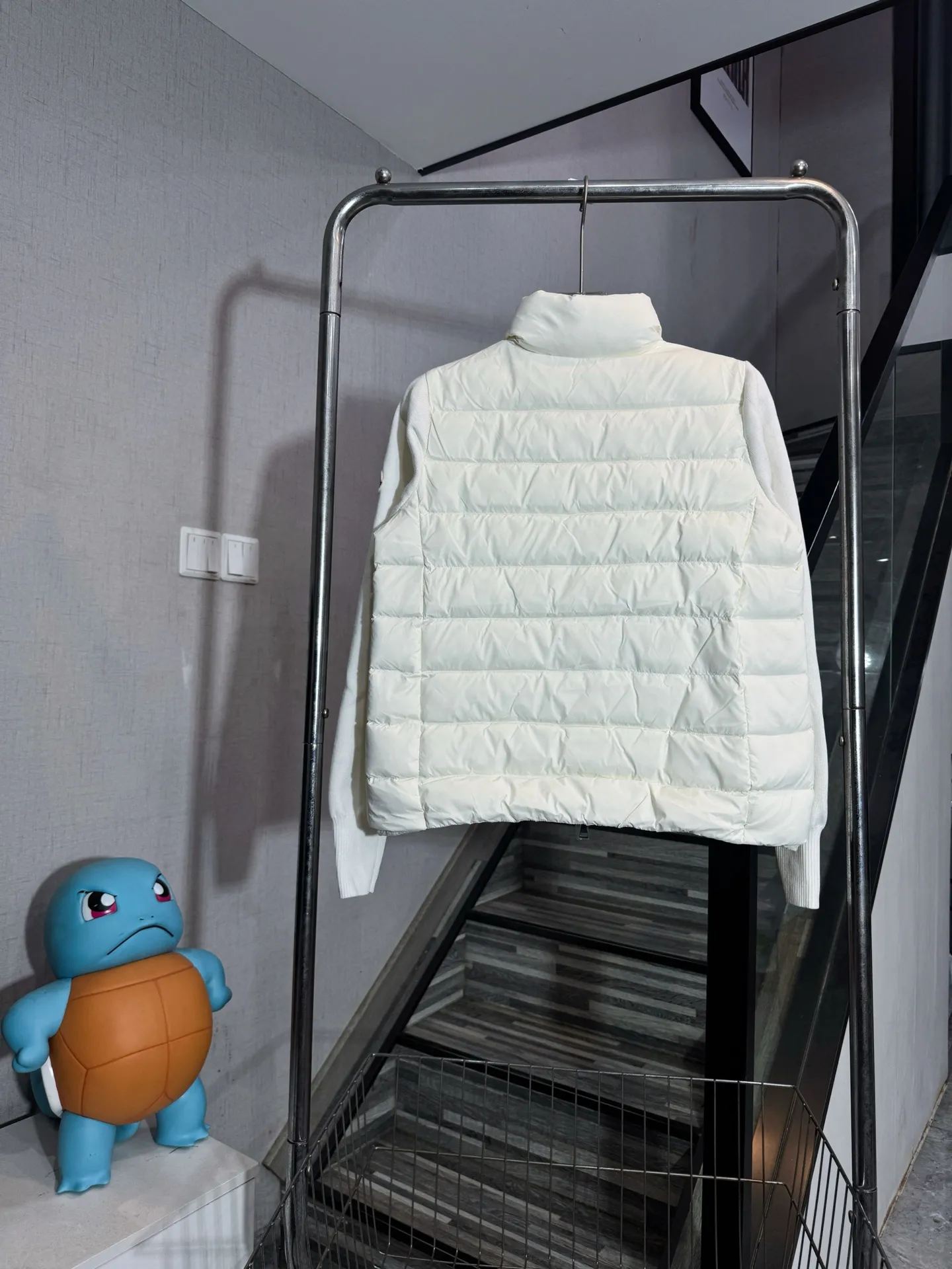 P650 model number: HE407 Moncler-Mongolian knitted stitching stand collar small label women's down jacket The fabric is made of polyester windproof material and spliced with knitted sleeves. The knitted sleeves are knitted with mixed wool. The inner filling is 50% white duck down with a filling amount of 260g. The upper body is warm and comfortable without looking bloated. The arms are seamed to order. The original masked small label, the zipper uses the original hardware slider zipper, the overall upper body effect of the clothes is very good-looking, a slim and versatile style, made by a large factory, the original original label, complete with three labels, Kuaishou Xiaohongshu Internet celebrity, buy it with confidence.  Color: Black/White Size: S M L
