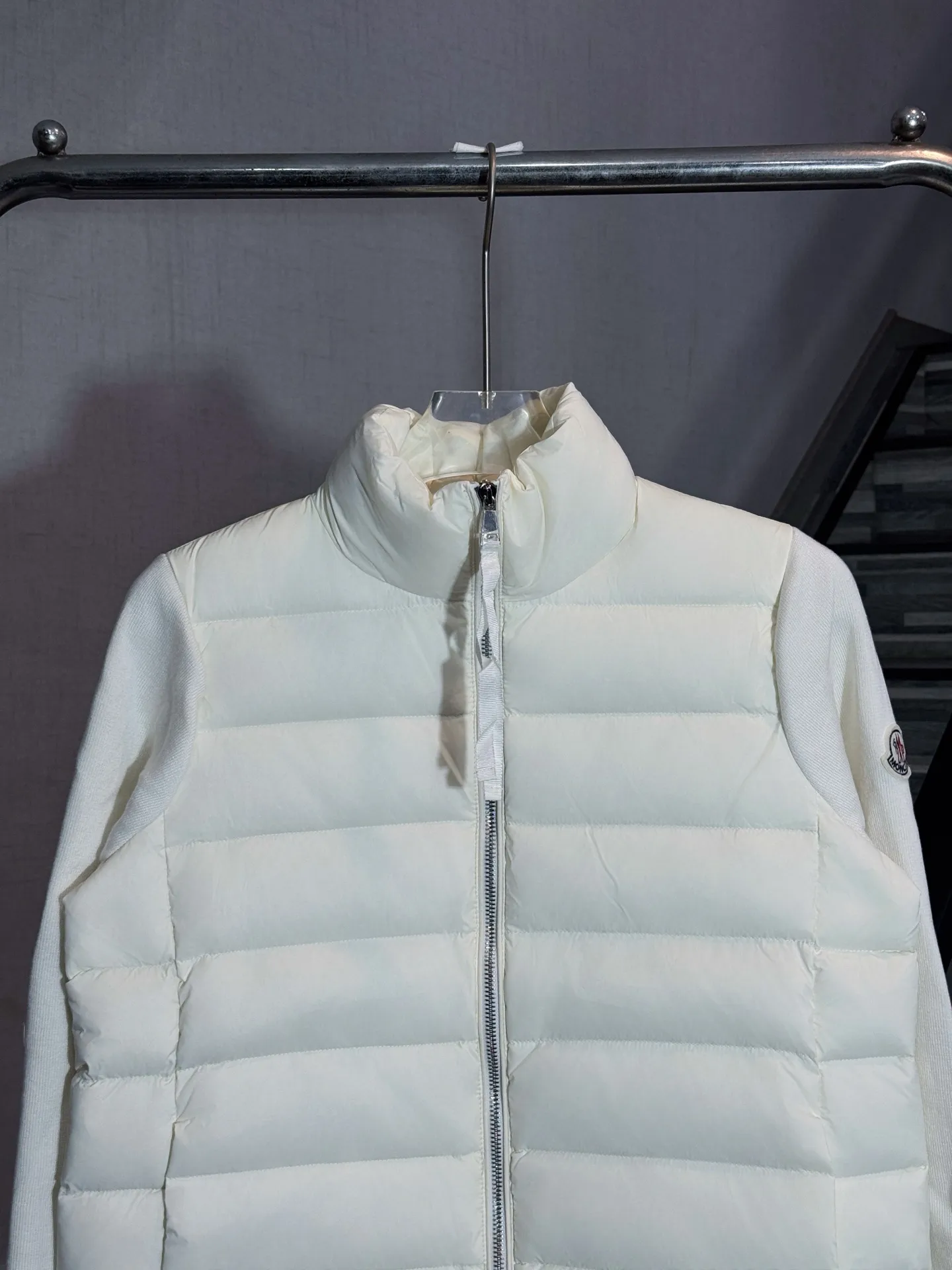P650 model number: HE407 Moncler-Mongolian knitted stitching stand collar small label women's down jacket The fabric is made of polyester windproof material and spliced with knitted sleeves. The knitted sleeves are knitted with mixed wool. The inner filling is 50% white duck down with a filling amount of 260g. The upper body is warm and comfortable without looking bloated. The arms are seamed to order. The original masked small label, the zipper uses the original hardware slider zipper, the overall upper body effect of the clothes is very good-looking, a slim and versatile style, made by a large factory, the original original label, complete with three labels, Kuaishou Xiaohongshu Internet celebrity, buy it with confidence.  Color: Black/White Size: S M L