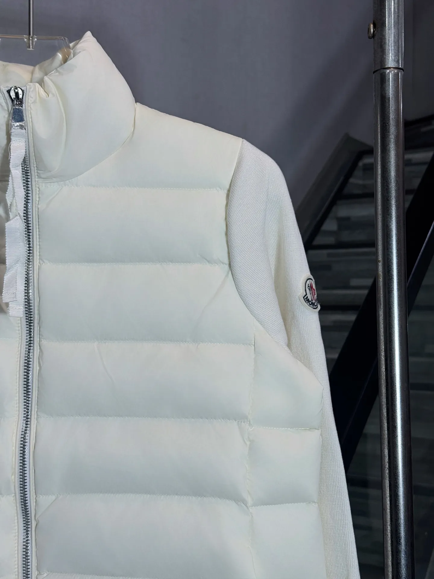 P650 model number: HE407 Moncler-Mongolian knitted stitching stand collar small label women's down jacket The fabric is made of polyester windproof material and spliced with knitted sleeves. The knitted sleeves are knitted with mixed wool. The inner filling is 50% white duck down with a filling amount of 260g. The upper body is warm and comfortable without looking bloated. The arms are seamed to order. The original masked small label, the zipper uses the original hardware slider zipper, the overall upper body effect of the clothes is very good-looking, a slim and versatile style, made by a large factory, the original original label, complete with three labels, Kuaishou Xiaohongshu Internet celebrity, buy it with confidence.  Color: Black/White Size: S M L