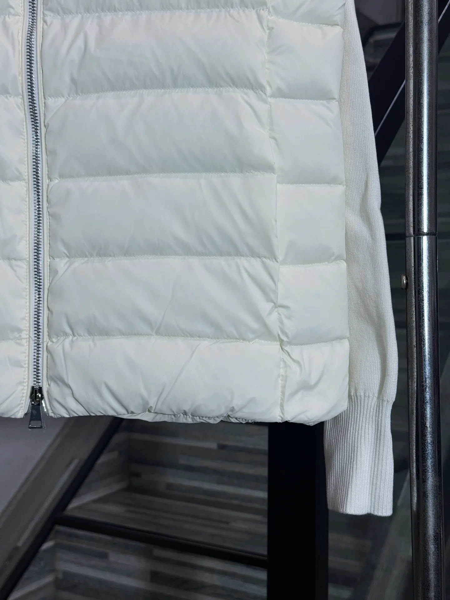 P650 model number: HE407 Moncler-Mongolian knitted stitching stand collar small label women's down jacket The fabric is made of polyester windproof material and spliced with knitted sleeves. The knitted sleeves are knitted with mixed wool. The inner filling is 50% white duck down with a filling amount of 260g. The upper body is warm and comfortable without looking bloated. The arms are seamed to order. The original masked small label, the zipper uses the original hardware slider zipper, the overall upper body effect of the clothes is very good-looking, a slim and versatile style, made by a large factory, the original original label, complete with three labels, Kuaishou Xiaohongshu Internet celebrity, buy it with confidence.  Color: Black/White Size: S M L