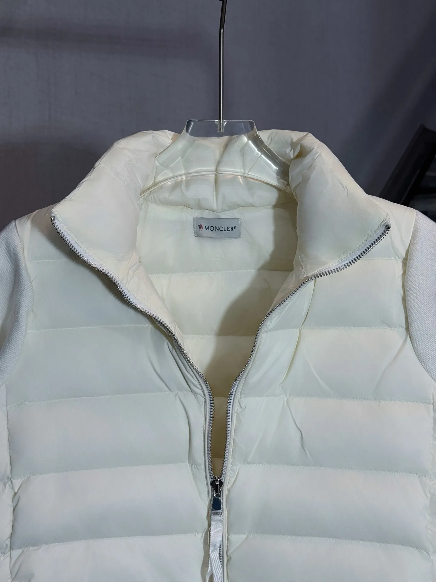 P650 model number: HE407 Moncler-Mongolian knitted stitching stand collar small label women's down jacket The fabric is made of polyester windproof material and spliced with knitted sleeves. The knitted sleeves are knitted with mixed wool. The inner filling is 50% white duck down with a filling amount of 260g. The upper body is warm and comfortable without looking bloated. The arms are seamed to order. The original masked small label, the zipper uses the original hardware slider zipper, the overall upper body effect of the clothes is very good-looking, a slim and versatile style, made by a large factory, the original original label, complete with three labels, Kuaishou Xiaohongshu Internet celebrity, buy it with confidence.  Color: Black/White Size: S M L
