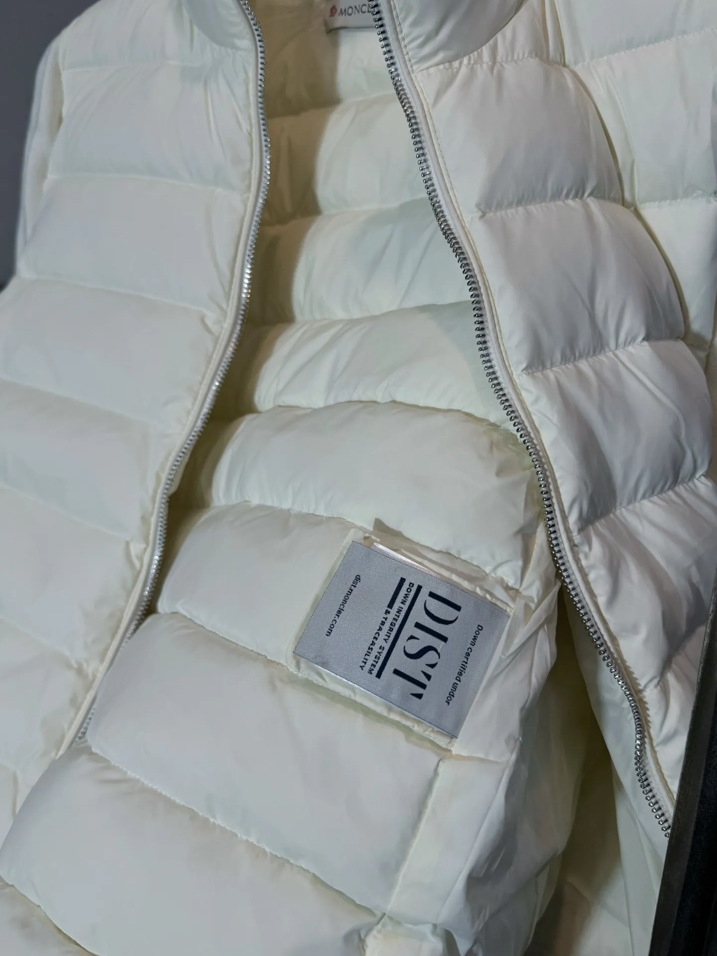P650 model number: HE407 Moncler-Mongolian knitted stitching stand collar small label women's down jacket The fabric is made of polyester windproof material and spliced with knitted sleeves. The knitted sleeves are knitted with mixed wool. The inner filling is 50% white duck down with a filling amount of 260g. The upper body is warm and comfortable without looking bloated. The arms are seamed to order. The original masked small label, the zipper uses the original hardware slider zipper, the overall upper body effect of the clothes is very good-looking, a slim and versatile style, made by a large factory, the original original label, complete with three labels, Kuaishou Xiaohongshu Internet celebrity, buy it with confidence.  Color: Black/White Size: S M L