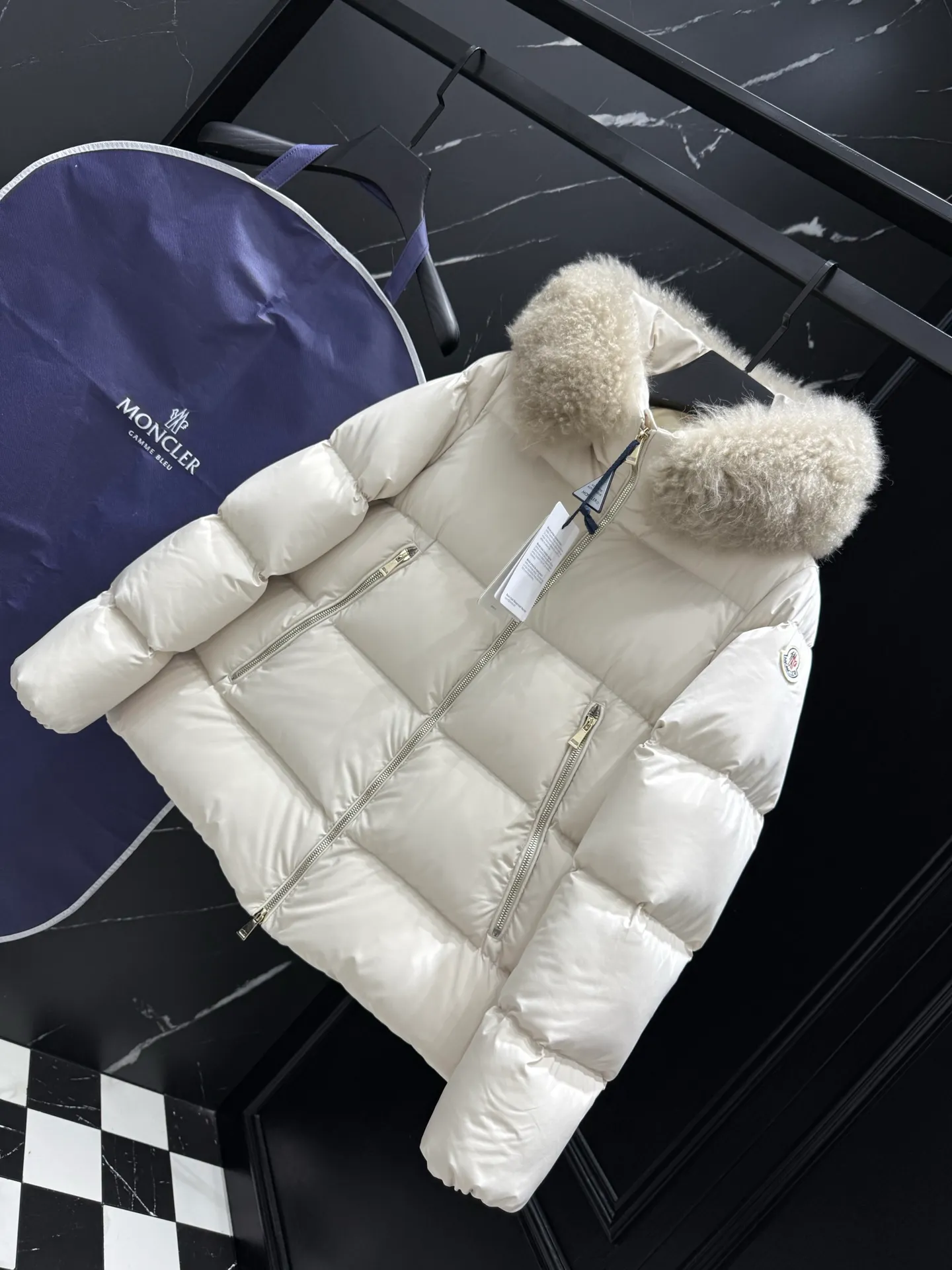 P960 𝐌𝐎𝐍𝐂𝐋𝐄𝐑｜Moncler Laichefur women's hooded short A-line mc09#/down jacket Product color: milk white Sizes: 1, 2, 3, 4 Description: Laichefur women's short down jacket is classic and elegant, with a hood with removable trim.  Product Details The Laichefur Down Jacket is designed to be both feminine and practical for all-day wear. Features a hood in brushed polyester with an elegant matte finish. The hood has removable trim to provide warmth and protection in different environments.  Details •Made from brushed polyester •Longue saison lining •Down filling •Hood with removable trim •Zip closure •Zip pockets