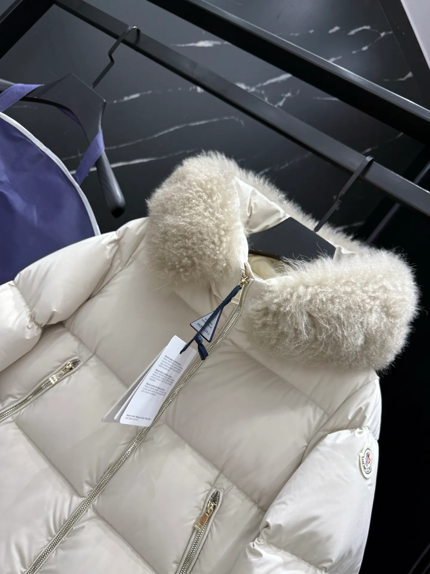 P960 𝐌𝐎𝐍𝐂𝐋𝐄𝐑｜Moncler Laichefur women's hooded short A-line mc09#/down jacket Product color: milk white Sizes: 1, 2, 3, 4 Description: Laichefur women's short down jacket is classic and elegant, with a hood with removable trim.  Product Details The Laichefur Down Jacket is designed to be both feminine and practical for all-day wear. Features a hood in brushed polyester with an elegant matte finish. The hood has removable trim to provide warmth and protection in different environments.  Details •Made from brushed polyester •Longue saison lining •Down filling •Hood with removable trim •Zip closure •Zip pockets