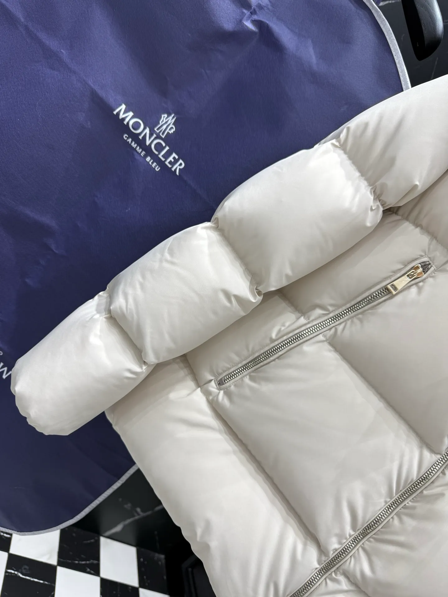 P960 𝐌𝐎𝐍𝐂𝐋𝐄𝐑｜Moncler Laichefur women's hooded short A-line mc09#/down jacket Product color: milk white Sizes: 1, 2, 3, 4 Description: Laichefur women's short down jacket is classic and elegant, with a hood with removable trim.  Product Details The Laichefur Down Jacket is designed to be both feminine and practical for all-day wear. Features a hood in brushed polyester with an elegant matte finish. The hood has removable trim to provide warmth and protection in different environments.  Details •Made from brushed polyester •Longue saison lining •Down filling •Hood with removable trim •Zip closure •Zip pockets