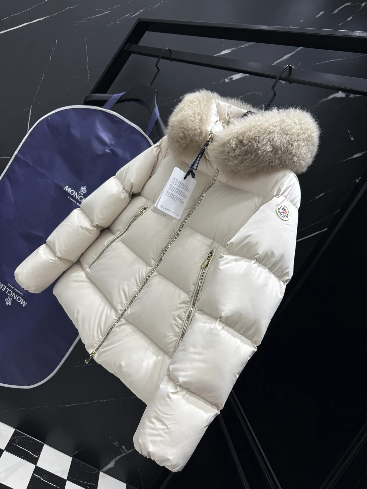 P960 𝐌𝐎𝐍𝐂𝐋𝐄𝐑｜Moncler Laichefur women's hooded short A-line mc09#/down jacket Product color: milk white Sizes: 1, 2, 3, 4 Description: Laichefur women's short down jacket is classic and elegant, with a hood with removable trim.  Product Details The Laichefur Down Jacket is designed to be both feminine and practical for all-day wear. Features a hood in brushed polyester with an elegant matte finish. The hood has removable trim to provide warmth and protection in different environments.  Details •Made from brushed polyester •Longue saison lining •Down filling •Hood with removable trim •Zip closure •Zip pockets