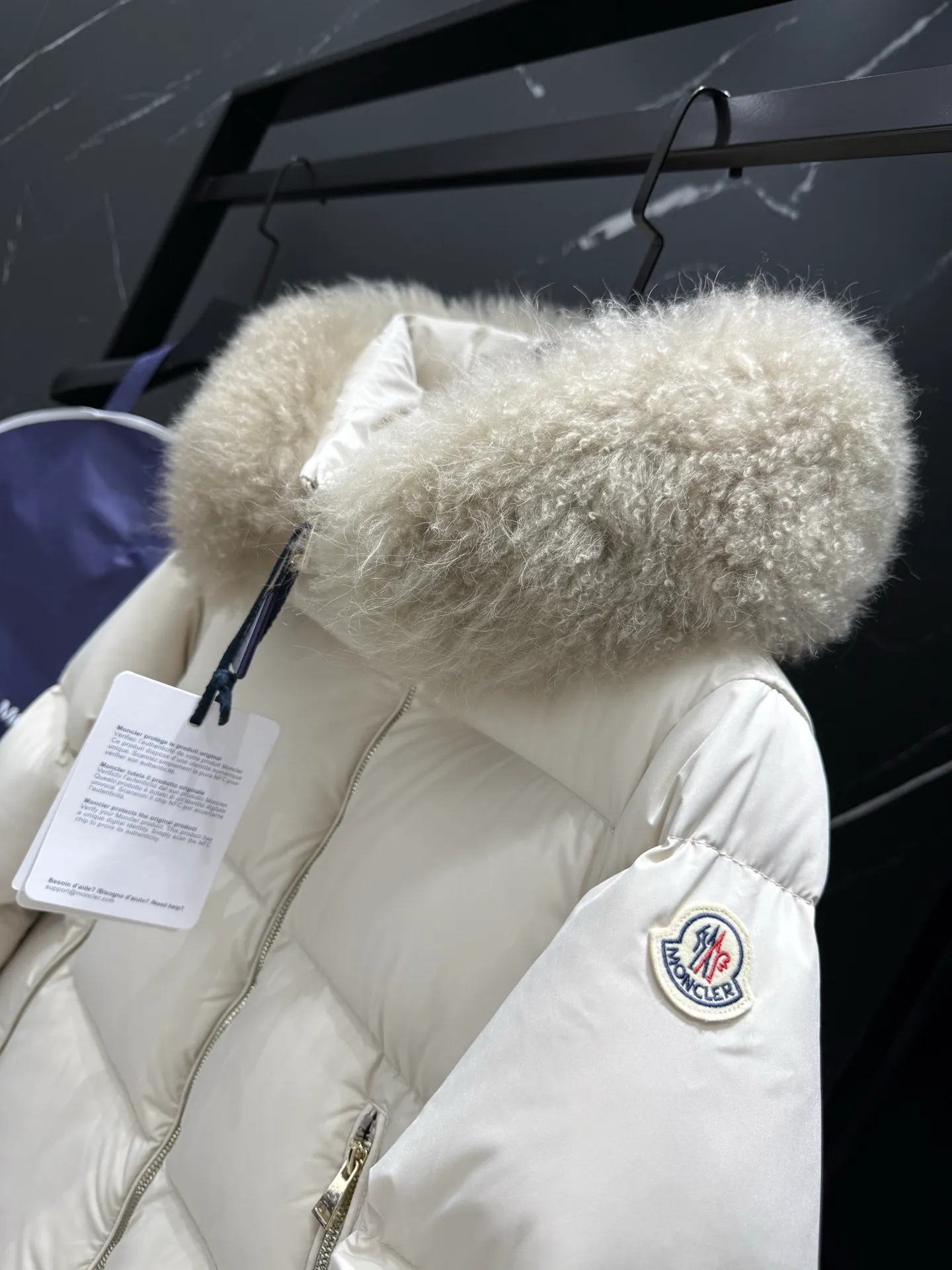 P960 𝐌𝐎𝐍𝐂𝐋𝐄𝐑｜Moncler Laichefur women's hooded short A-line mc09#/down jacket Product color: milk white Sizes: 1, 2, 3, 4 Description: Laichefur women's short down jacket is classic and elegant, with a hood with removable trim.  Product Details The Laichefur Down Jacket is designed to be both feminine and practical for all-day wear. Features a hood in brushed polyester with an elegant matte finish. The hood has removable trim to provide warmth and protection in different environments.  Details •Made from brushed polyester •Longue saison lining •Down filling •Hood with removable trim •Zip closure •Zip pockets
