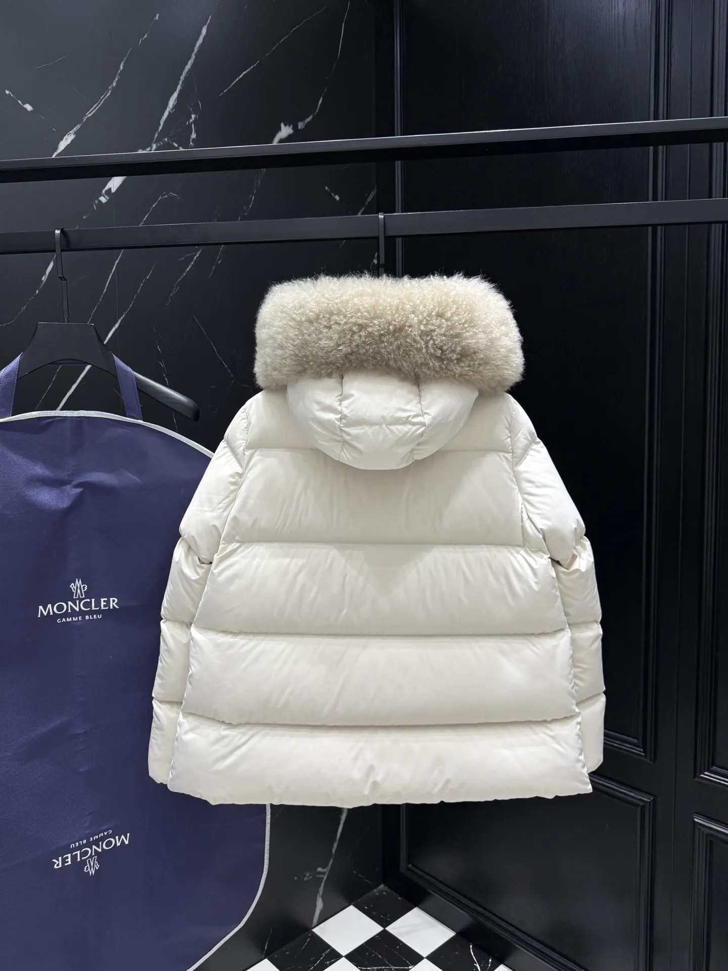 P960 𝐌𝐎𝐍𝐂𝐋𝐄𝐑｜Moncler Laichefur women's hooded short A-line mc09#/down jacket Product color: milk white Sizes: 1, 2, 3, 4 Description: Laichefur women's short down jacket is classic and elegant, with a hood with removable trim.  Product Details The Laichefur Down Jacket is designed to be both feminine and practical for all-day wear. Features a hood in brushed polyester with an elegant matte finish. The hood has removable trim to provide warmth and protection in different environments.  Details •Made from brushed polyester •Longue saison lining •Down filling •Hood with removable trim •Zip closure •Zip pockets