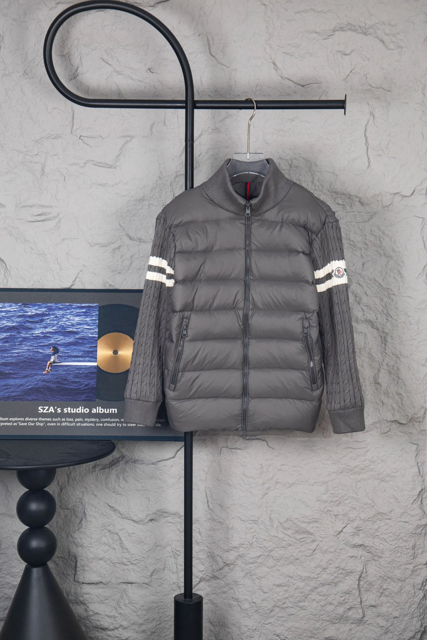 P620 Premium Edition Moncler Cardigan Men's Down Padded Wool and Cashmere Zip Cardigan. Made from a luxurious wool and cashmere blend, this men's padded cardigan can be worn as an outer layer in warmer weather. Packaging Updated (This cardigan is made from wool and cashmere and filled with warm down. It has a zippered silhouette and a knitted turtleneck for extra protection from the elements. A lightweight knit piece with soft leather trim. Details Made from a wool and cashmere blend •Micro chic nylon lining •Down-filled front •Double knit •12 gauge •Zip closure •Zipper pocket •Fleece felt patch logo Size: 1-5. Black Gray