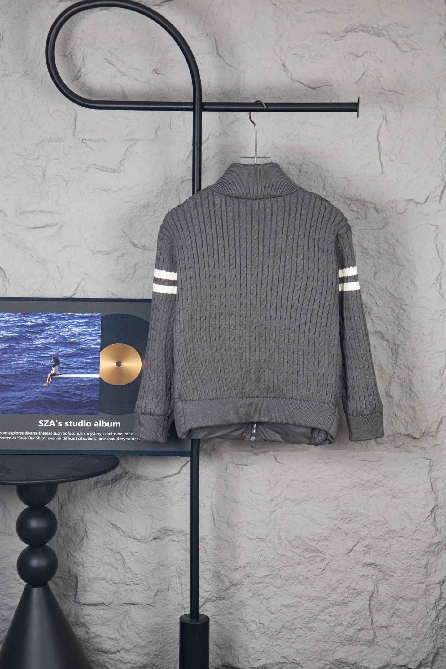 P620 Premium Edition Moncler Cardigan Men's Down Padded Wool and Cashmere Zip Cardigan. Made from a luxurious wool and cashmere blend, this men's padded cardigan can be worn as an outer layer in warmer weather. Packaging Updated (This cardigan is made from wool and cashmere and filled with warm down. It has a zippered silhouette and a knitted turtleneck for extra protection from the elements. A lightweight knit piece with soft leather trim. Details Made from a wool and cashmere blend •Micro chic nylon lining •Down-filled front •Double knit •12 gauge •Zip closure •Zipper pocket •Fleece felt patch logo Size: 1-5. Black Gray
