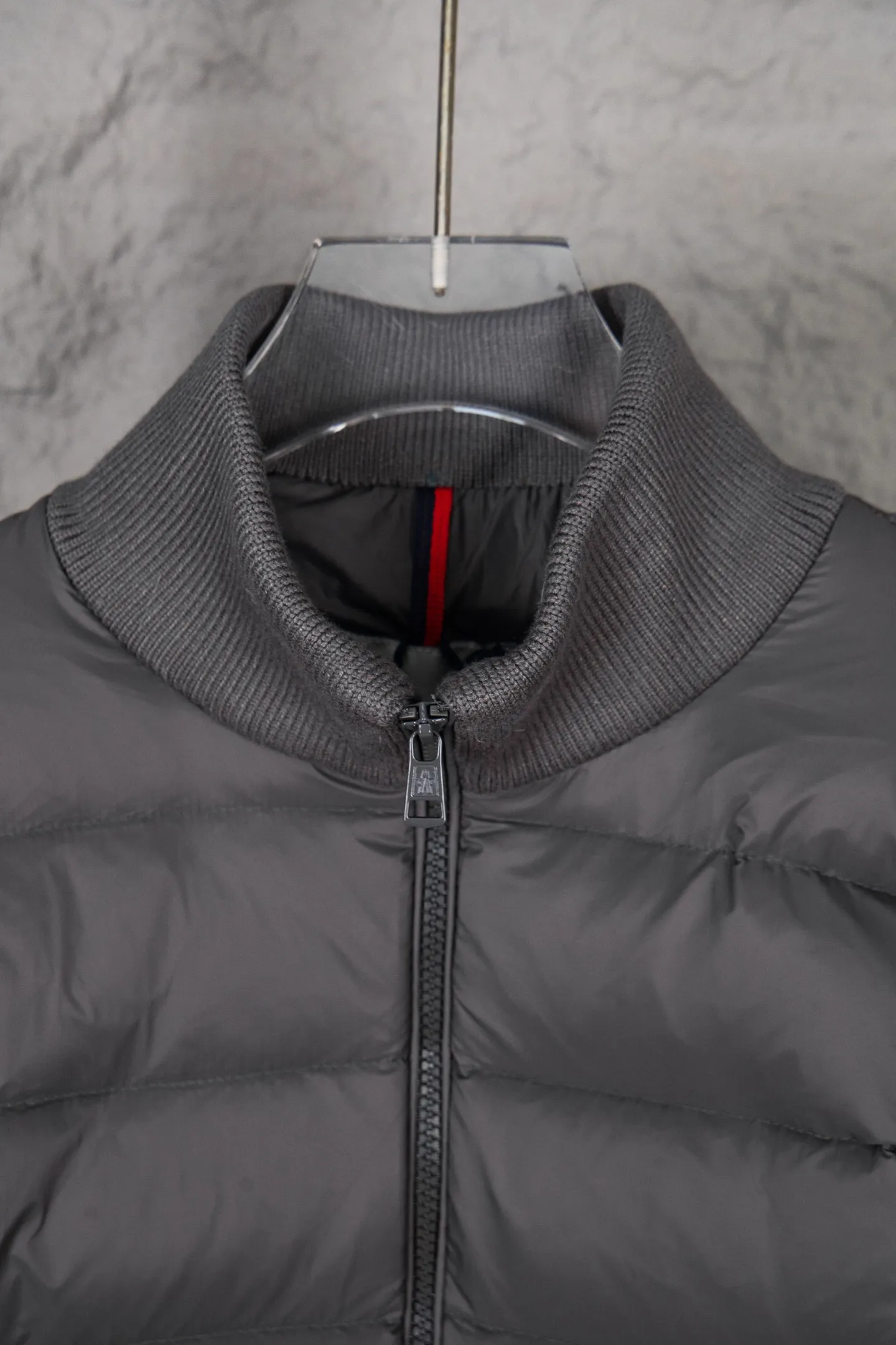 P620 Premium Edition Moncler Cardigan Men's Down Padded Wool and Cashmere Zip Cardigan. Made from a luxurious wool and cashmere blend, this men's padded cardigan can be worn as an outer layer in warmer weather. Packaging Updated (This cardigan is made from wool and cashmere and filled with warm down. It has a zippered silhouette and a knitted turtleneck for extra protection from the elements. A lightweight knit piece with soft leather trim. Details Made from a wool and cashmere blend •Micro chic nylon lining •Down-filled front •Double knit •12 gauge •Zip closure •Zipper pocket •Fleece felt patch logo Size: 1-5. Black Gray